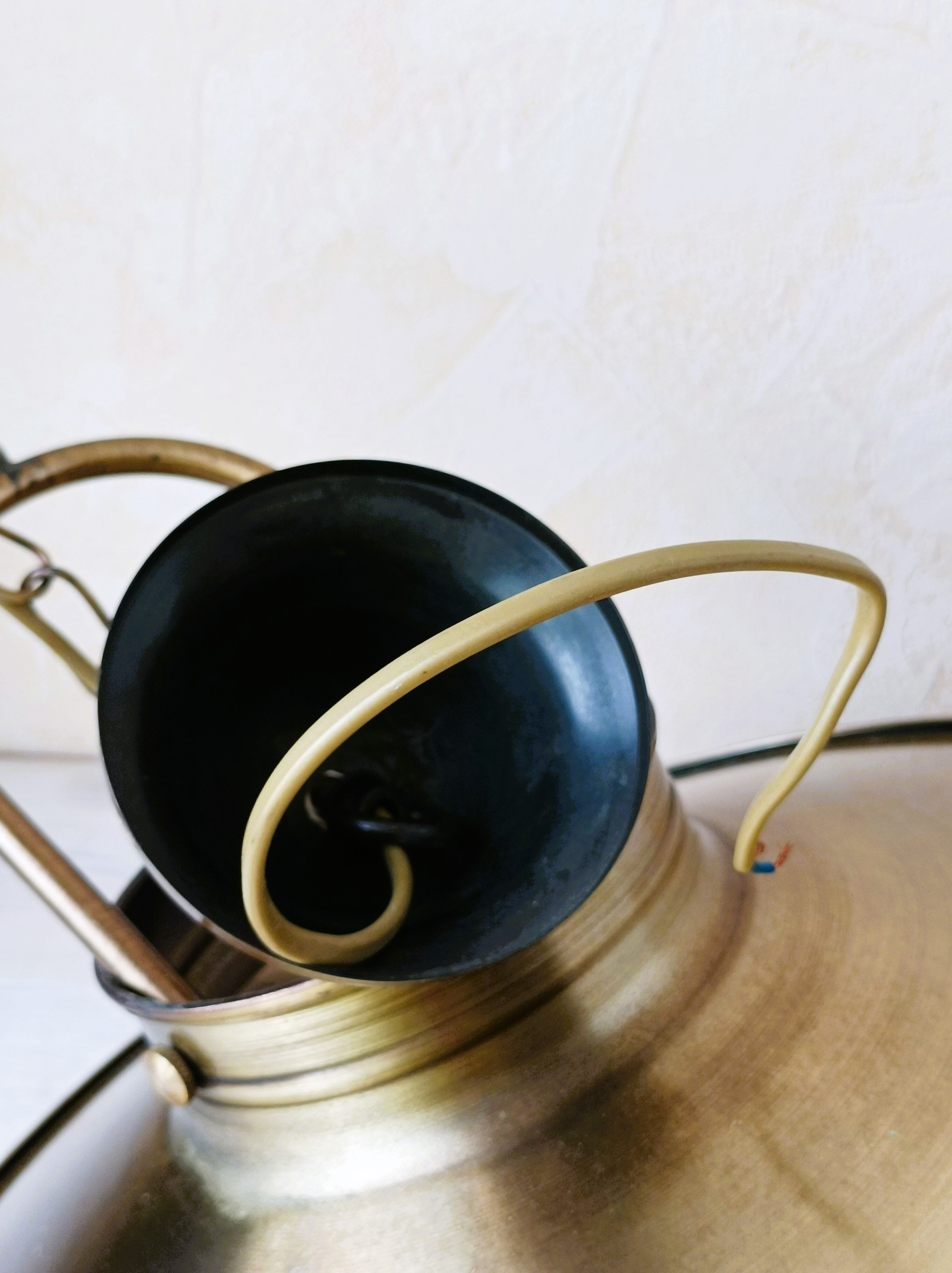 Chain suspension in storm lamp