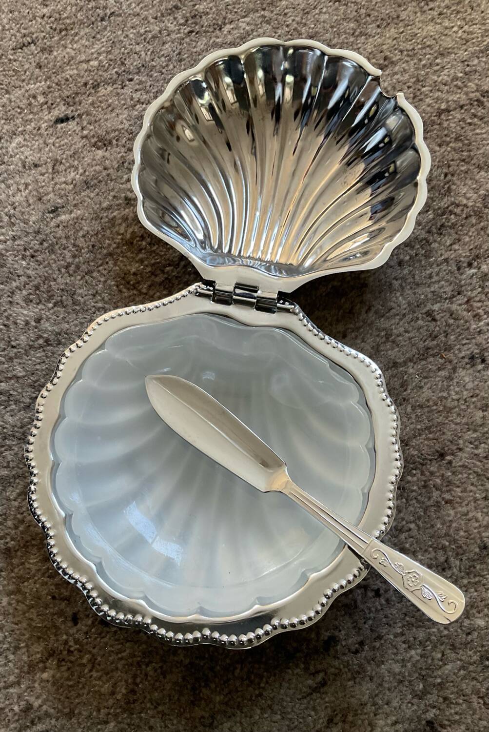 Vintage shell butter dish in metal and opaline glass
