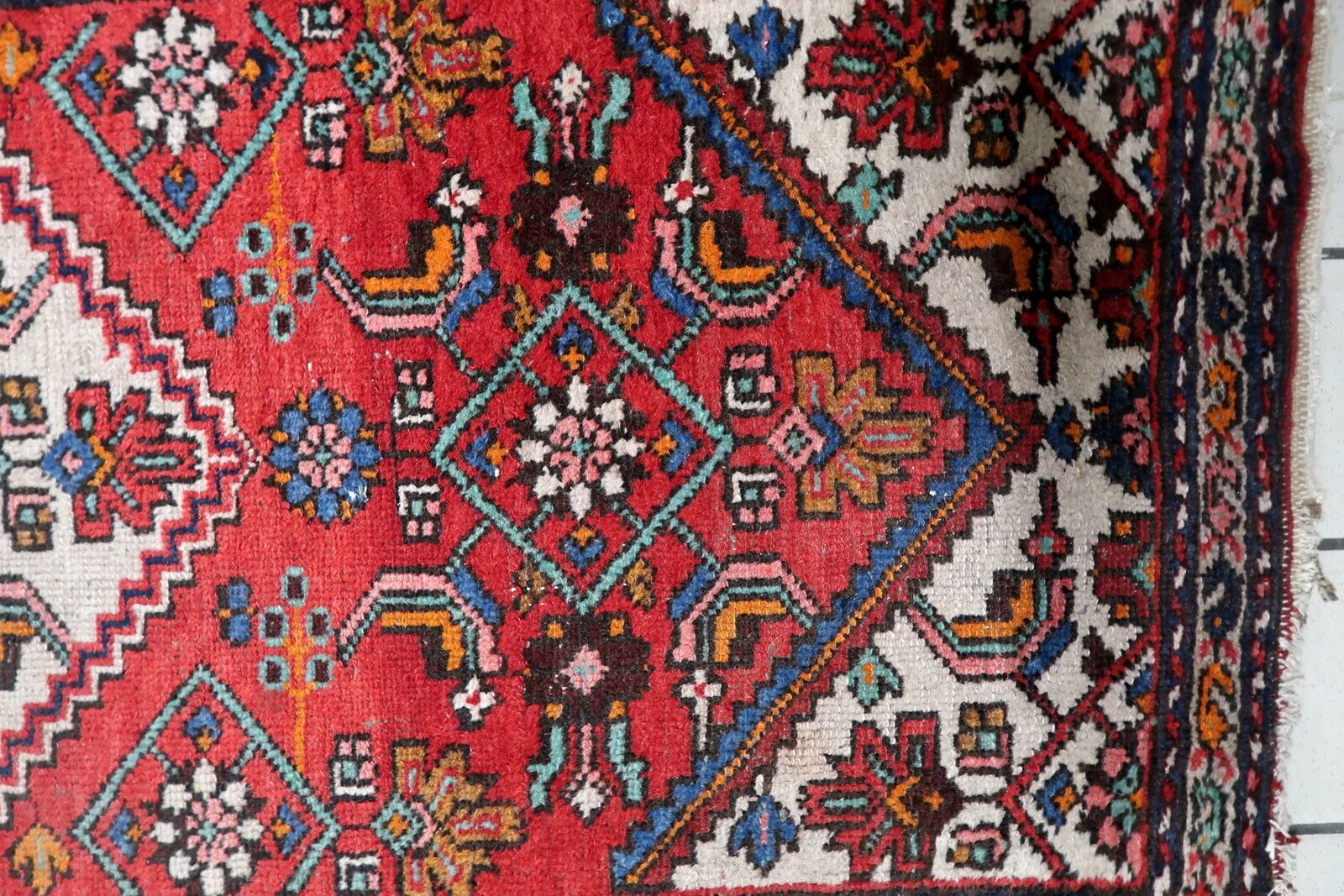 1920s Handmade Vintage Wool Medallion Rug, Red, 93 × 202 cm - 1C1292