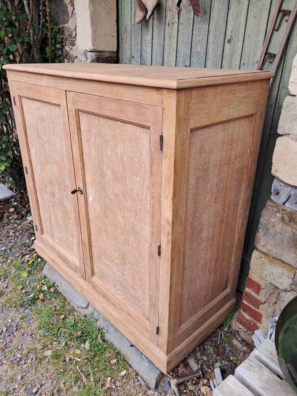 Buffet with lockers