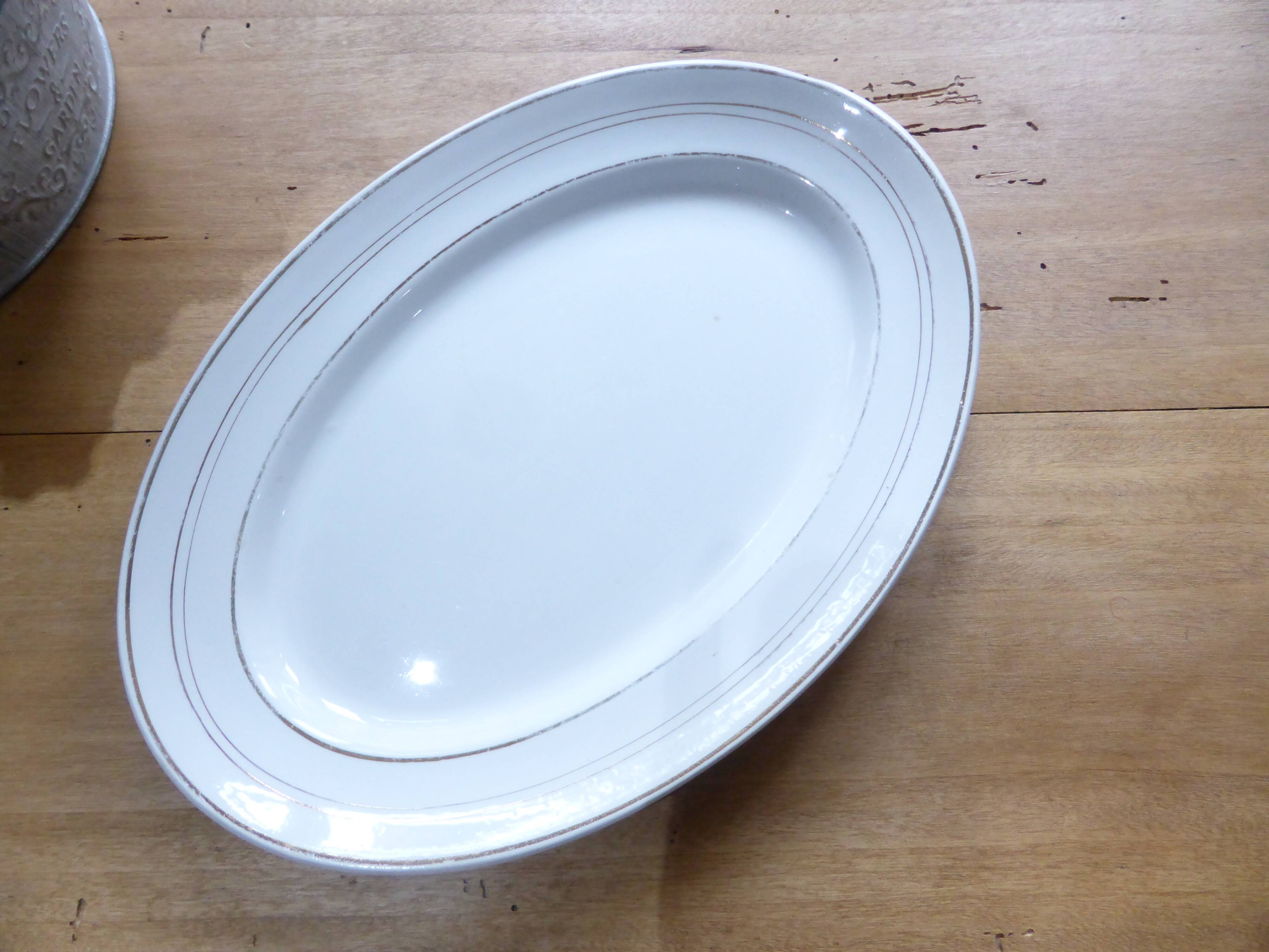 Plat de service oval en porcelaine de St Amand 191106