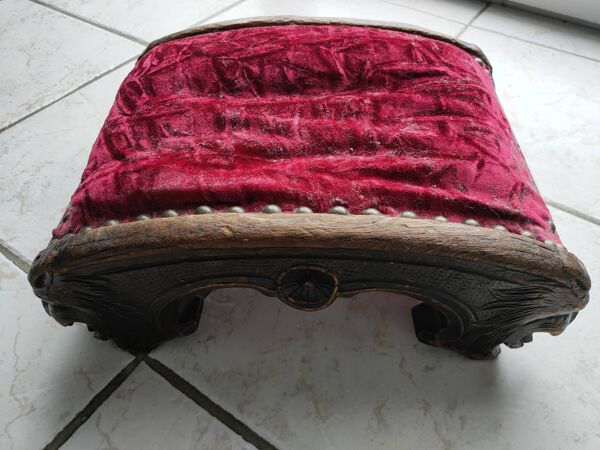 Repose pied ou prie dieu velours rouge