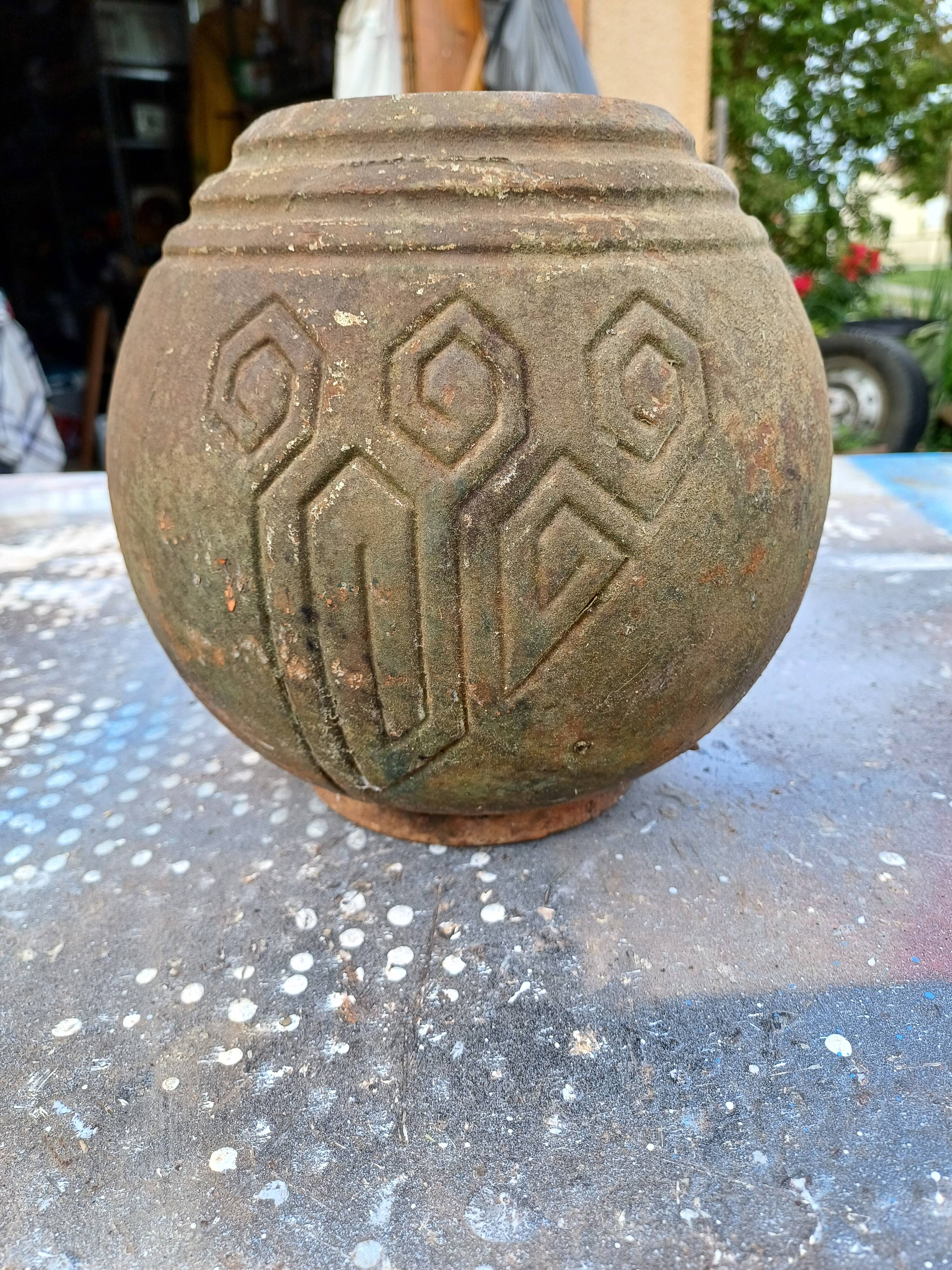 1 round cast iron vase from 1900 in Art Deco style: Charleville - Mézières