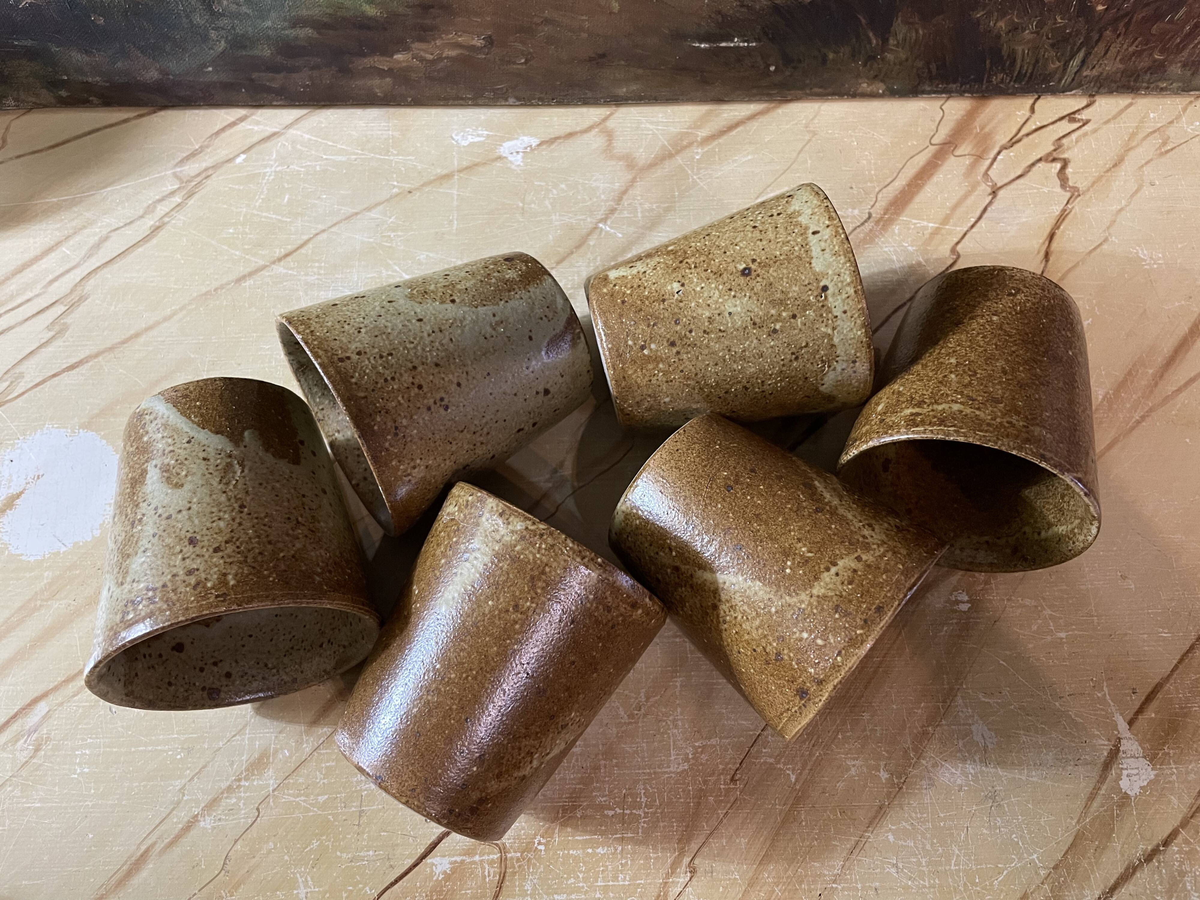 6 mugs in vintage stoneware