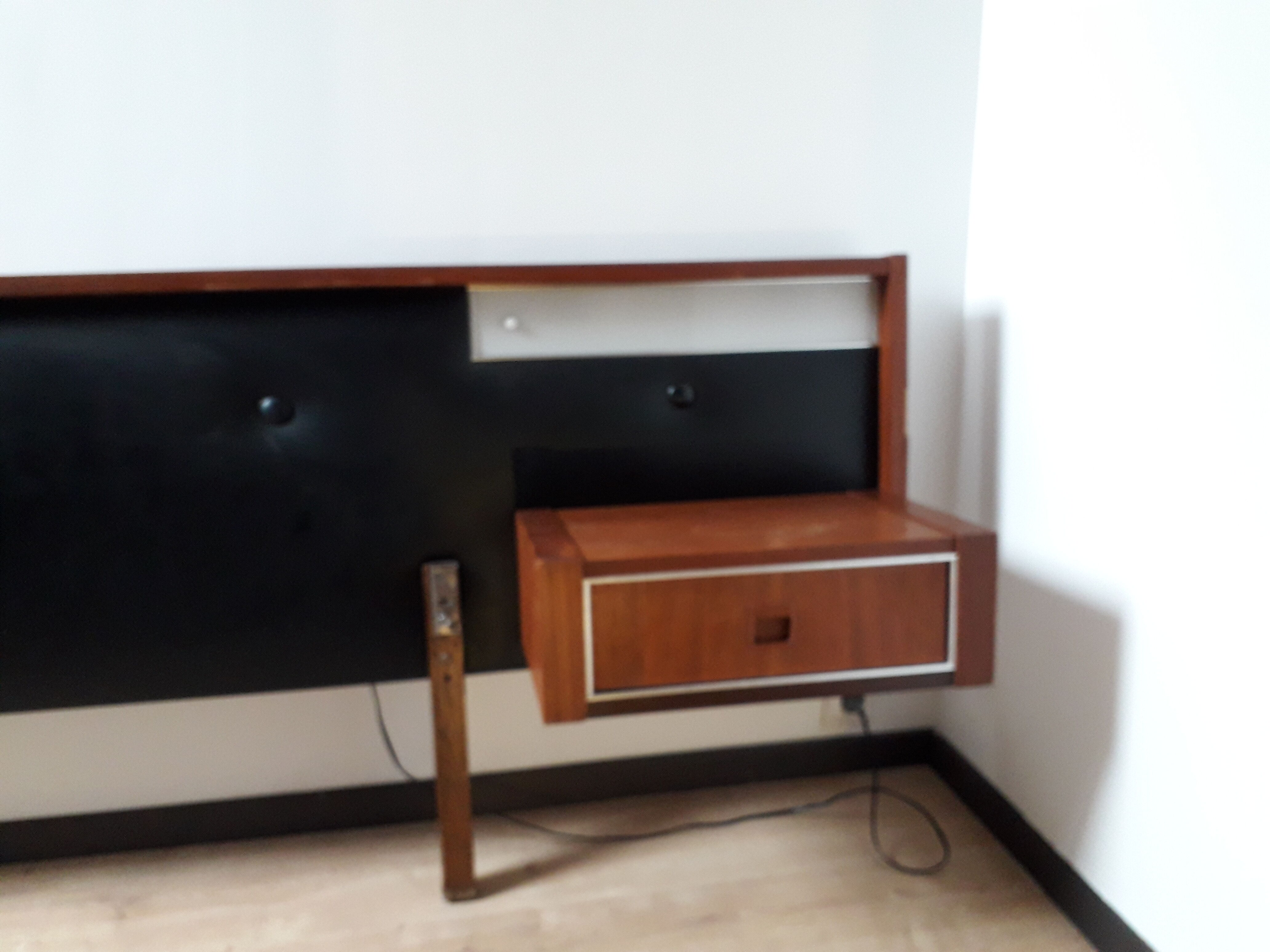 Bedhead with built-in appliques