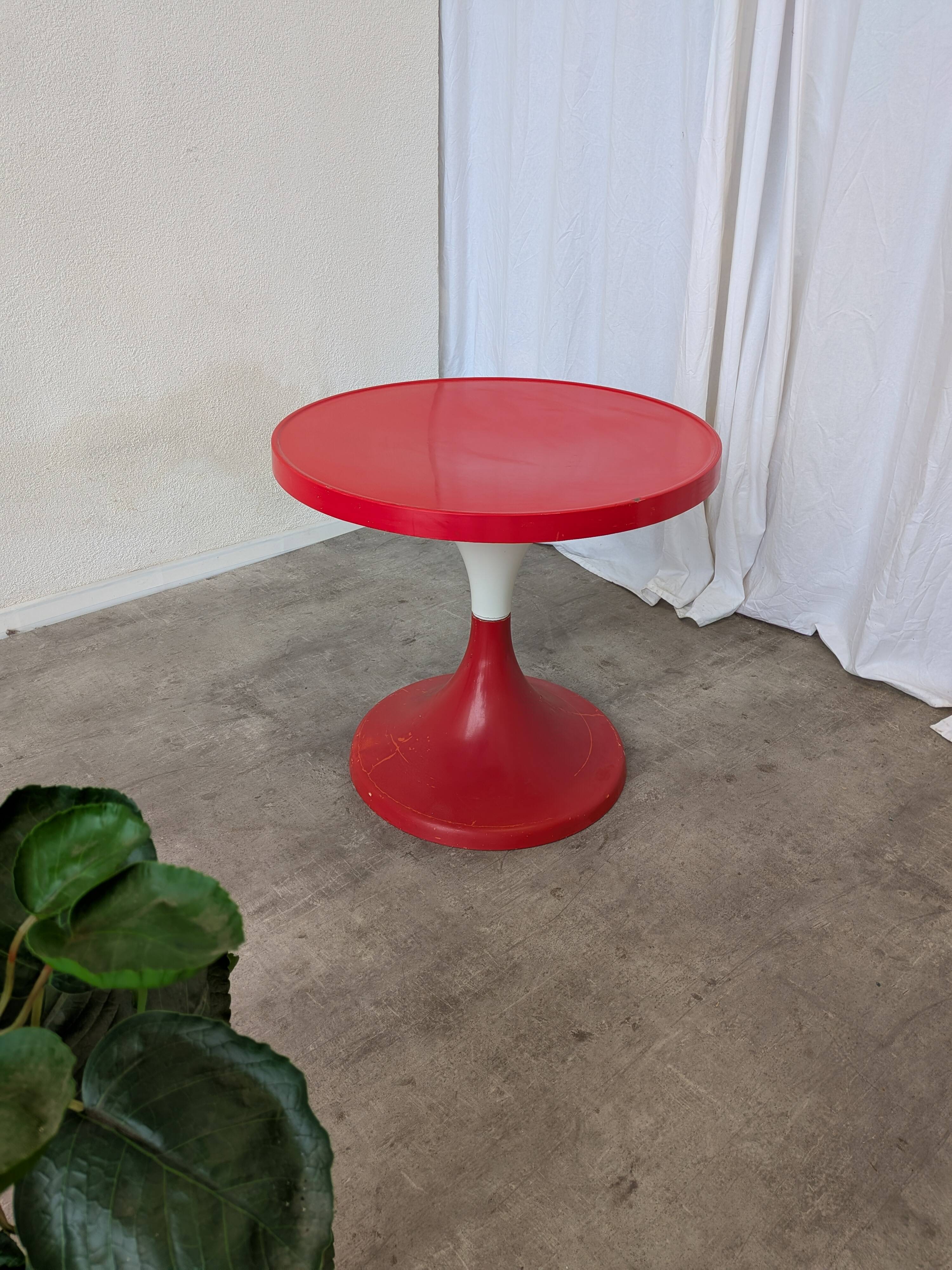 Table vintage en tulipe rouge par Meblo Yougoslavie / Table à piédestal