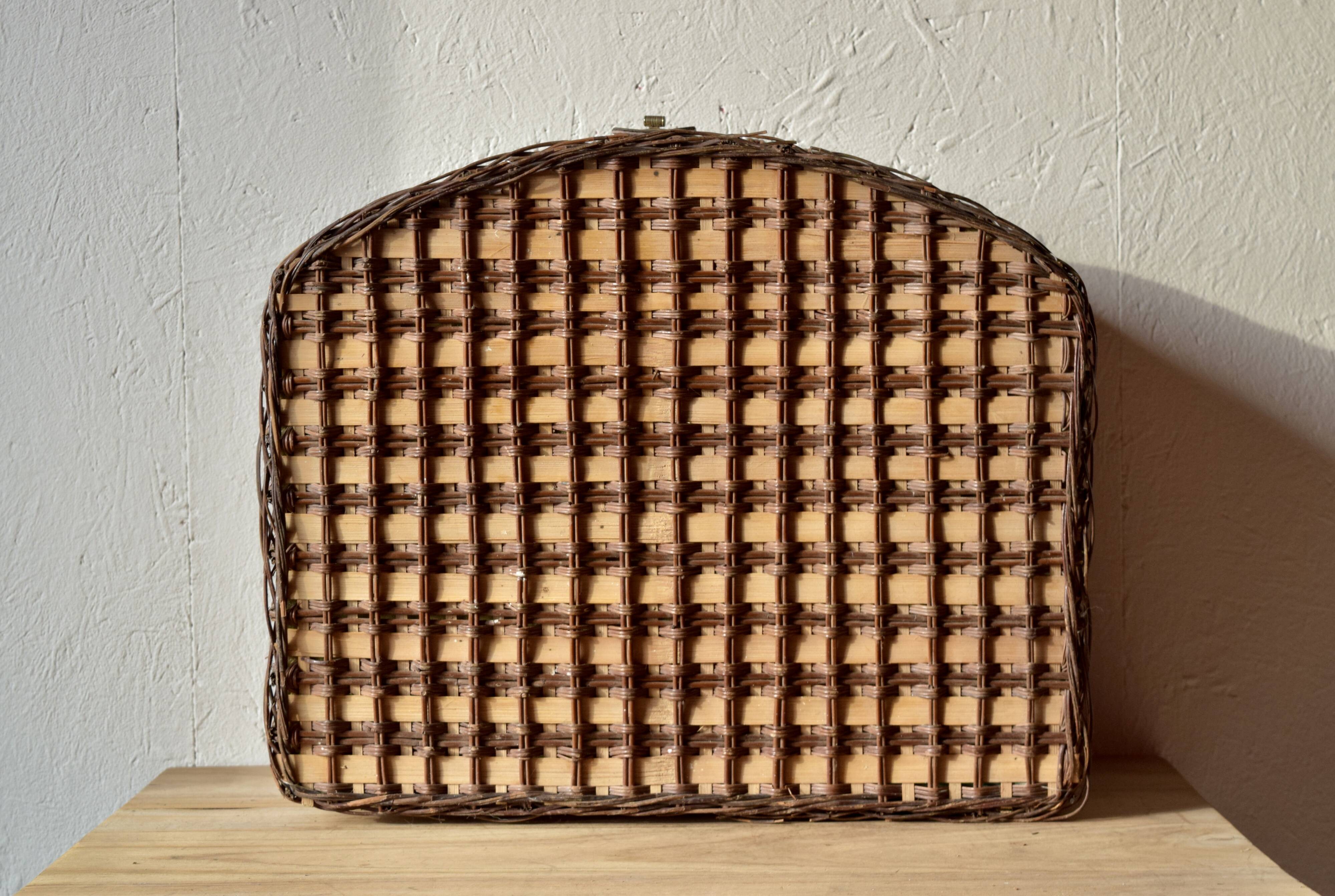 Vintage picnic basket - complete for 4 people