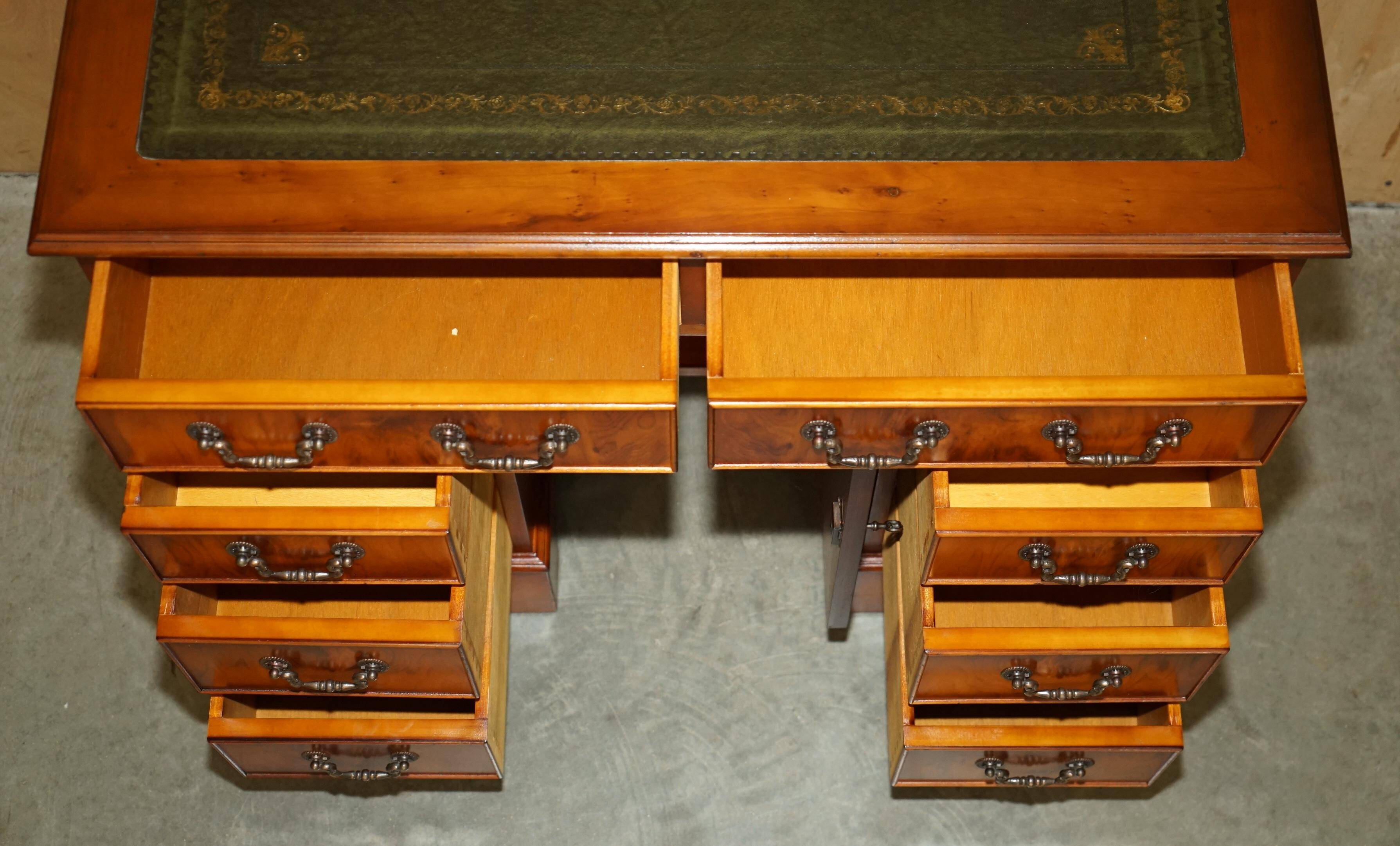 Bureau à deux caissons en bois de if frisé et cuir