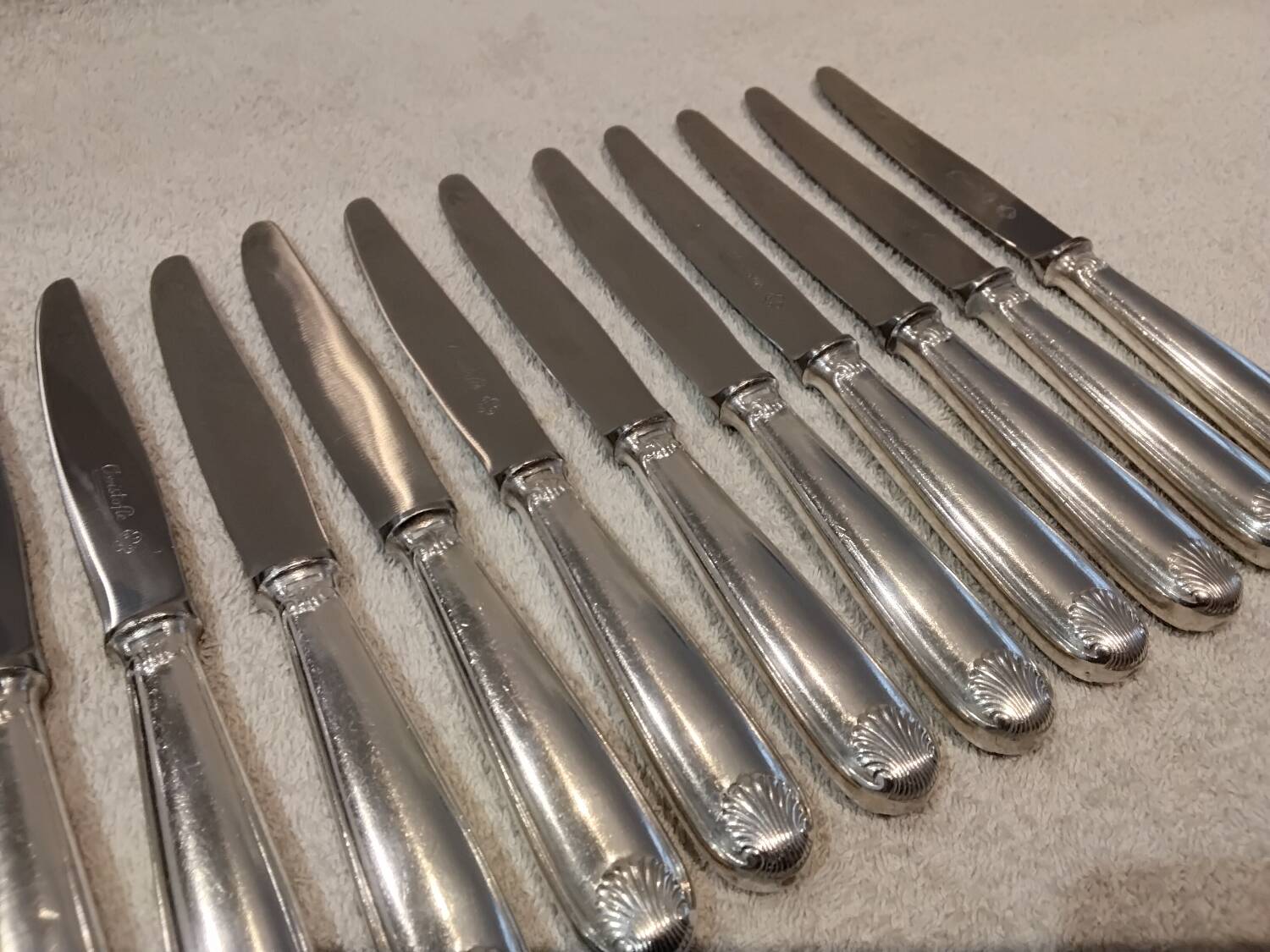 12 silver-plated dessert knives by Christofle Vendôme, 20.3cm