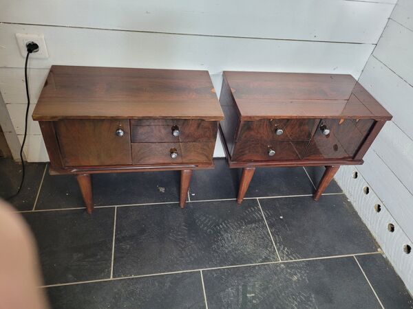 Paire de tables de chevet vintage des années 70 en noyer
