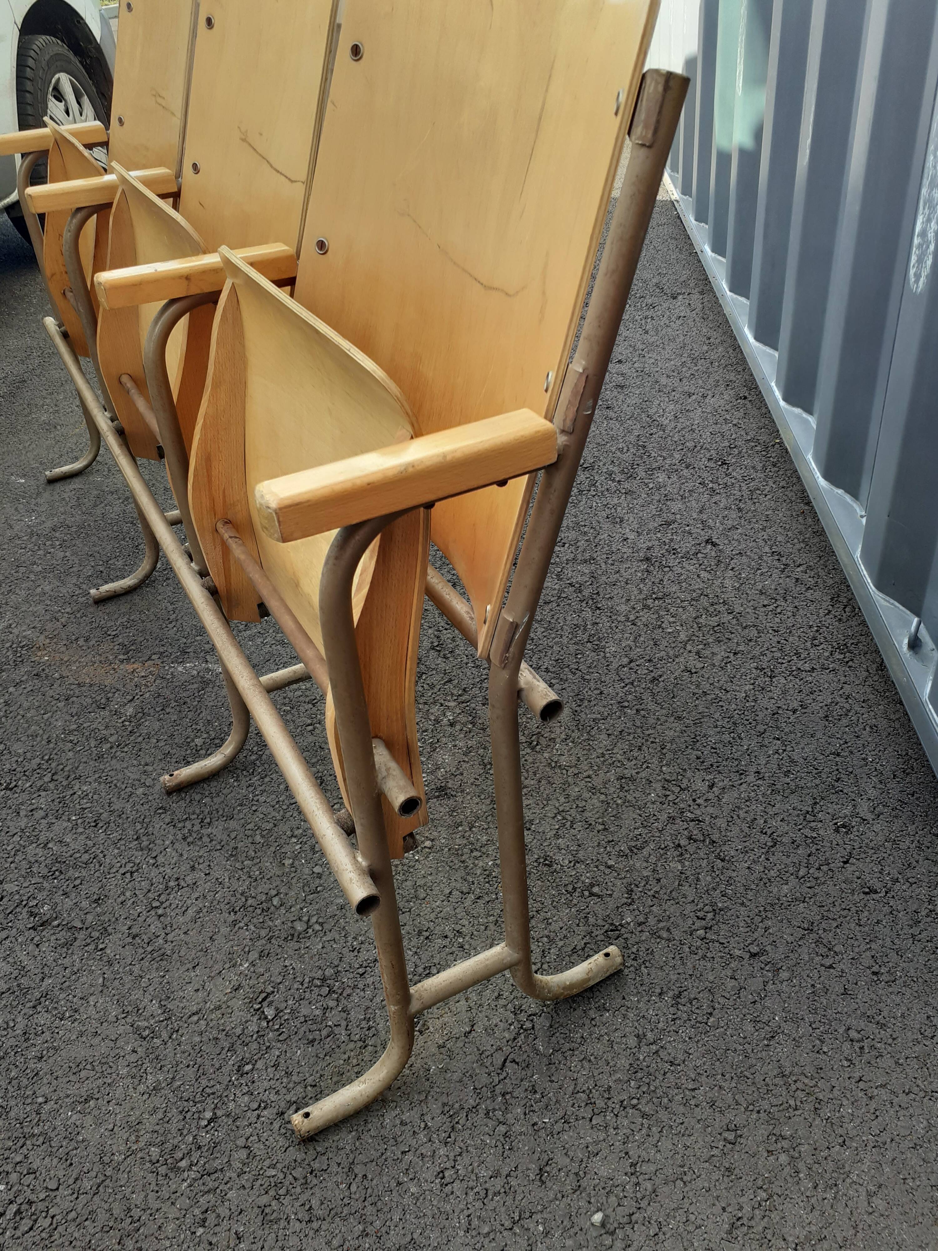 Wheelchair cinema theatre strapontin