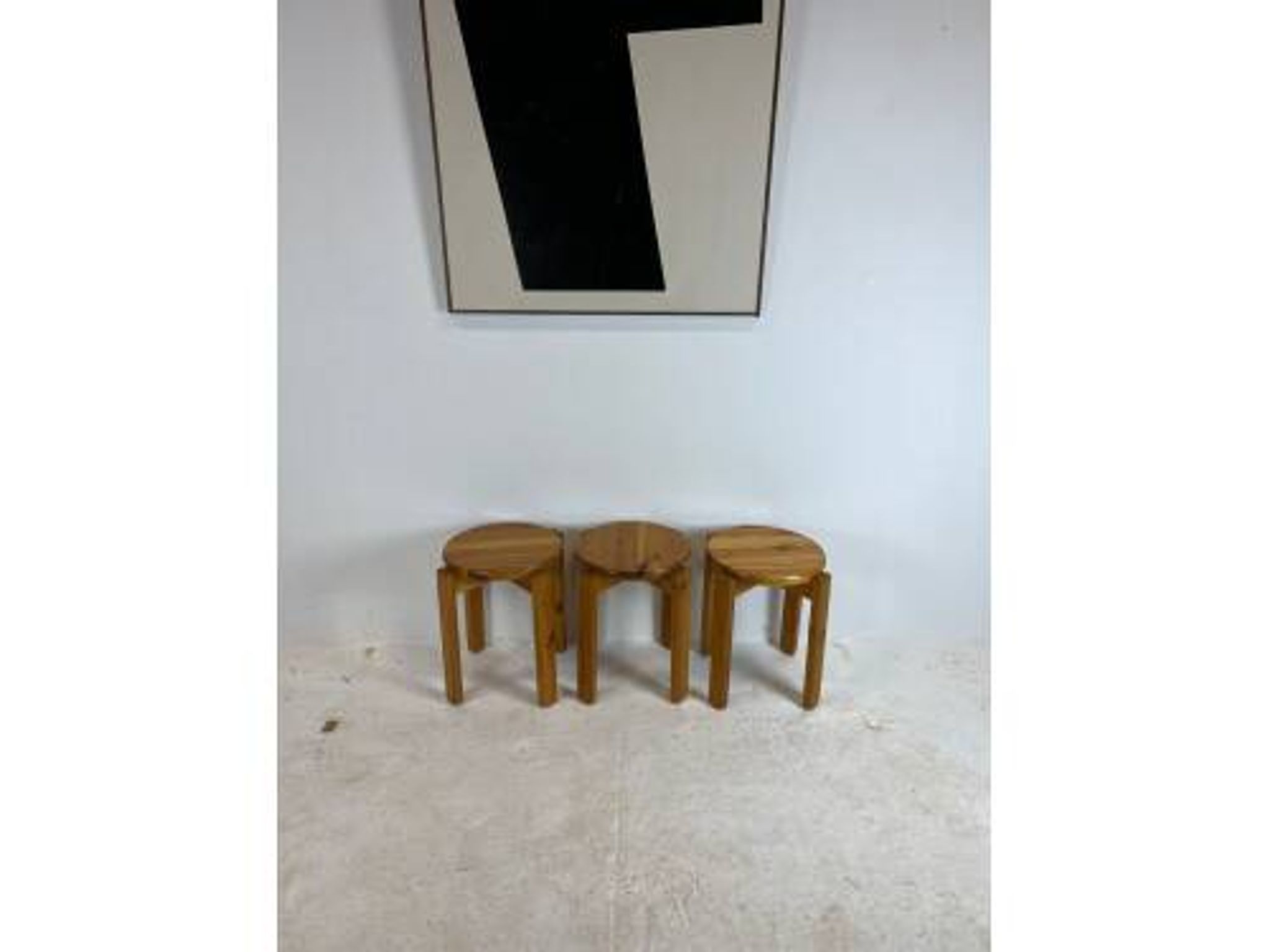 Trio de tabourets en pin massif, années 70