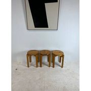 Trio de tabourets en pin massif, années 70