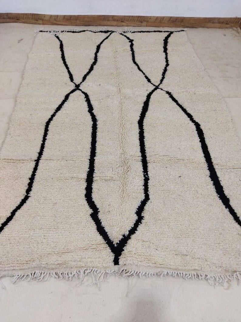 Traditional handmade Berber rug, size 150 x 250 cm