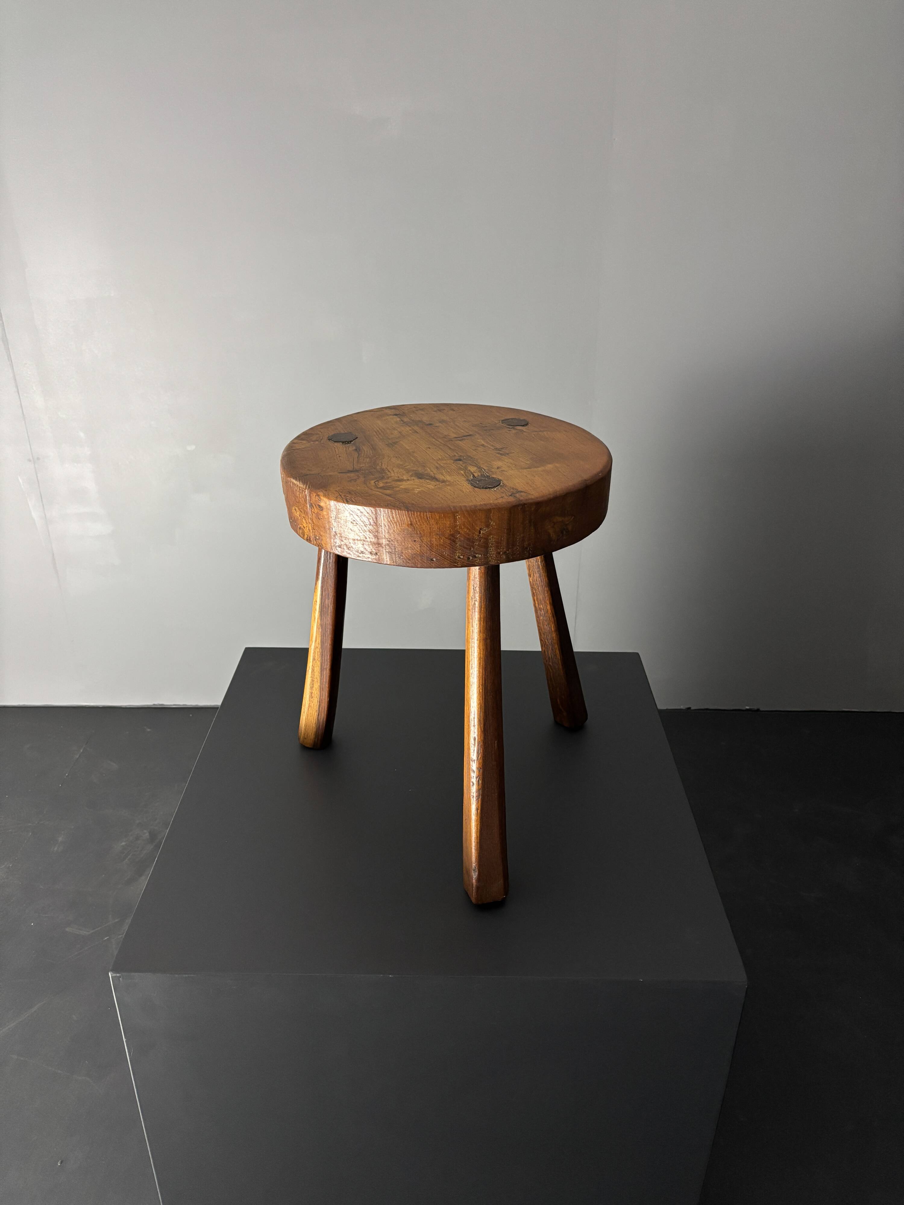 Tabouret de ferme rustique français massif de style brutaliste des années 1950
