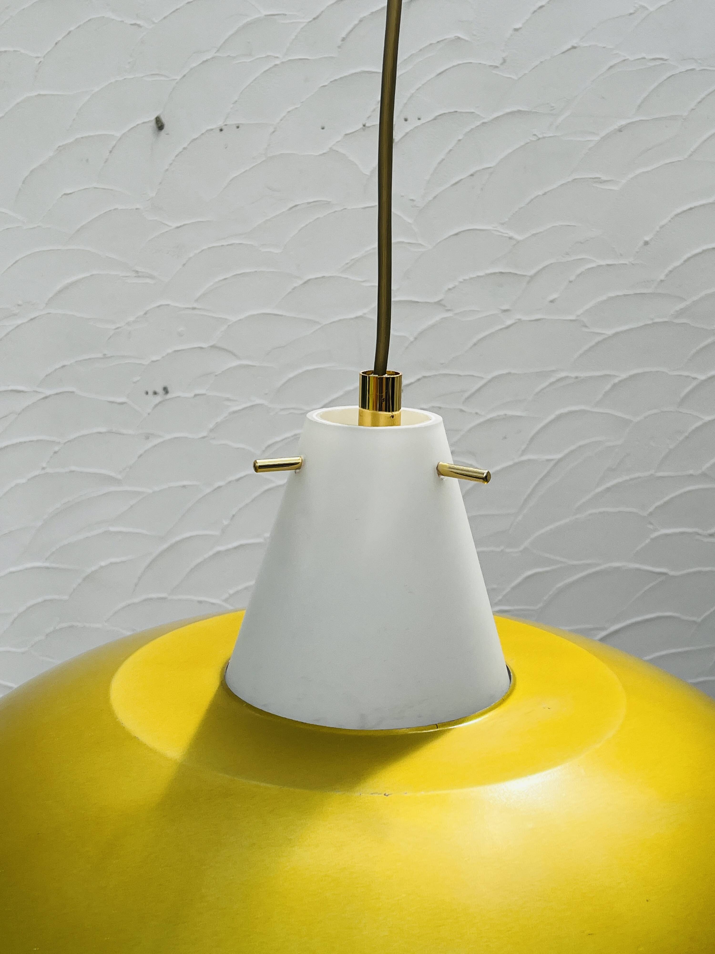 Suspension Philips vintage style Louis Kalff mustard