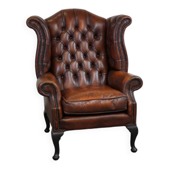 Fauteuil Chesterfield à oreilles en cuir de vache anglais couleur cognac intemporel en bon état