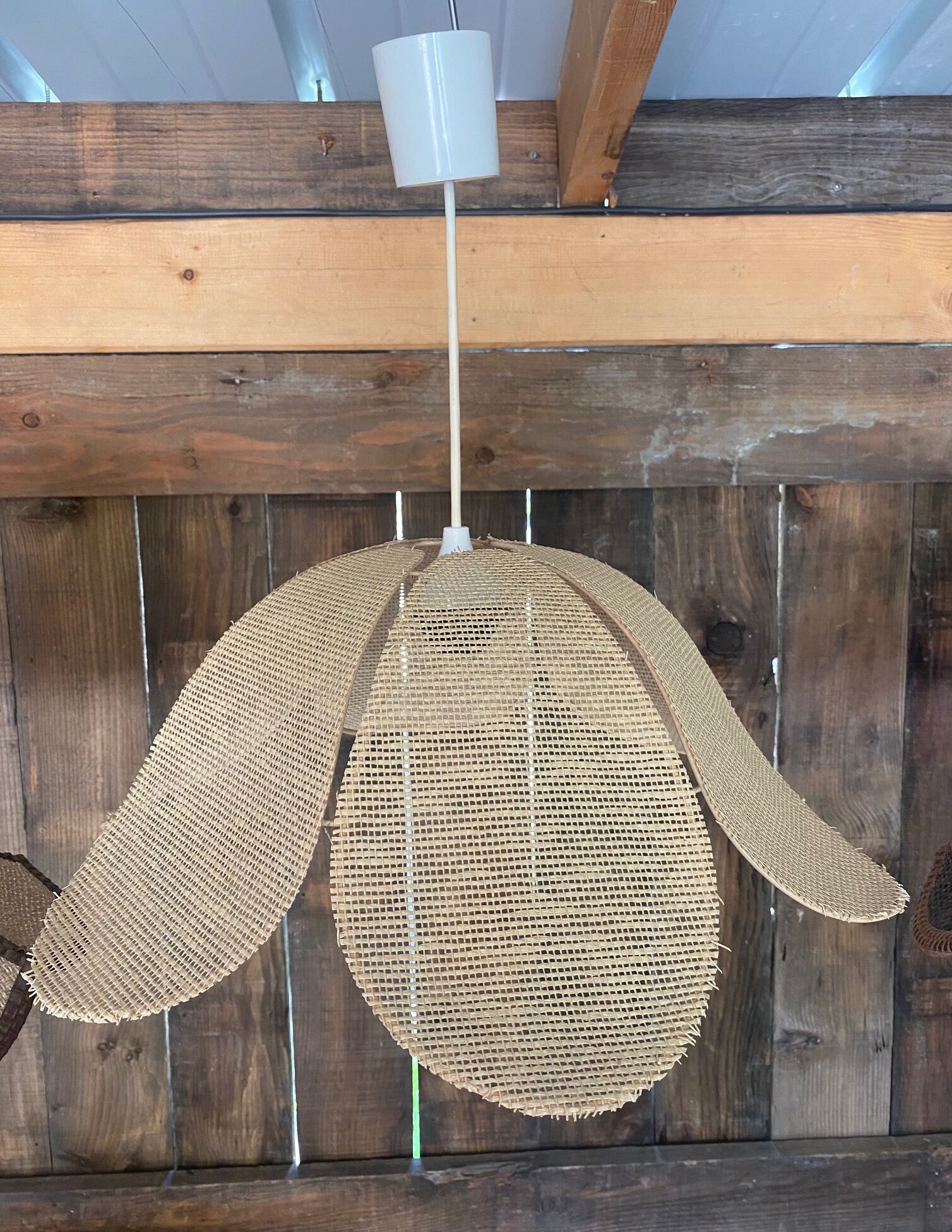 Suspension fleur rotin vintage
