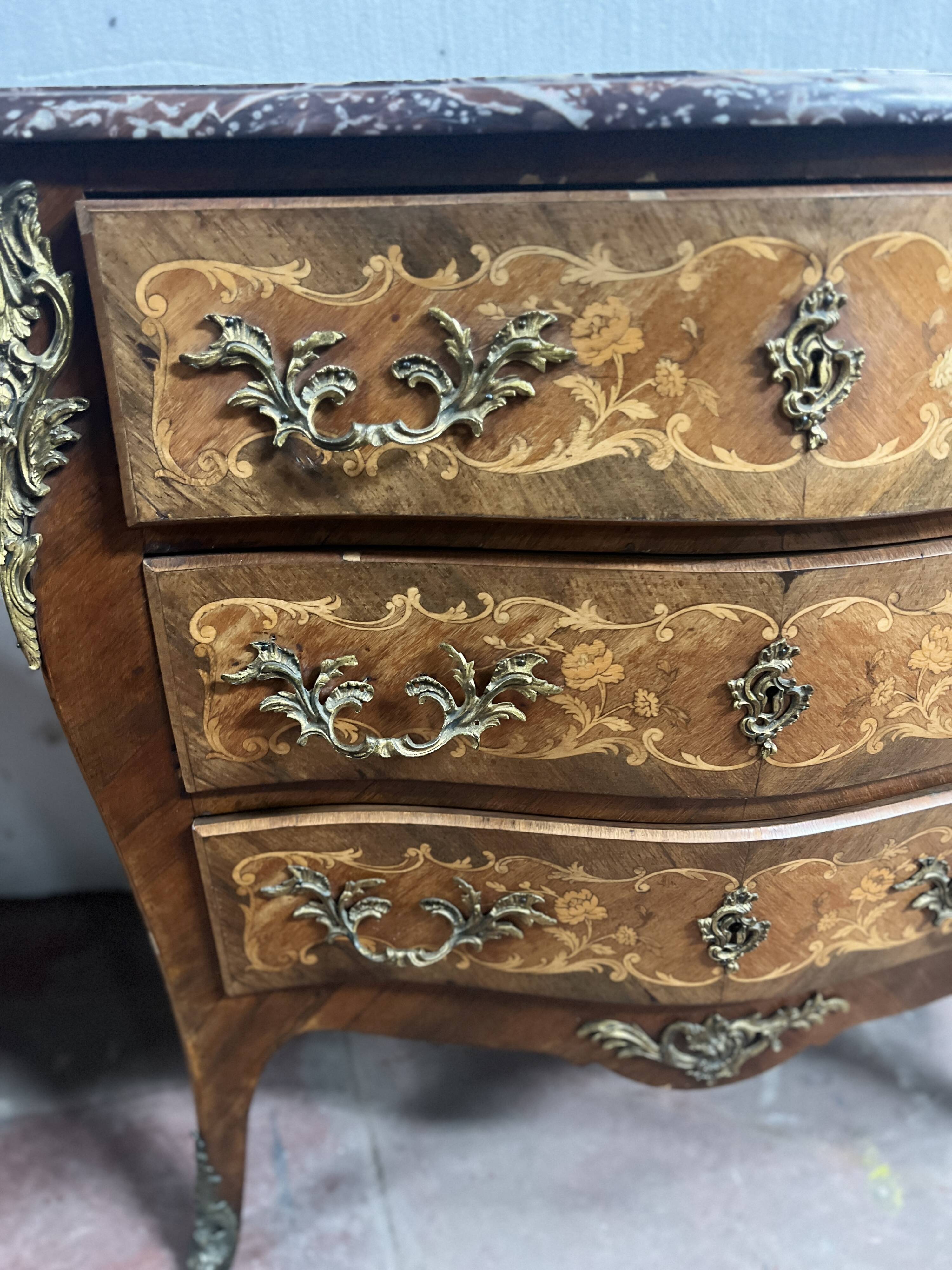 Commode de style Louis XV marquetées toutes faces XX siècle
