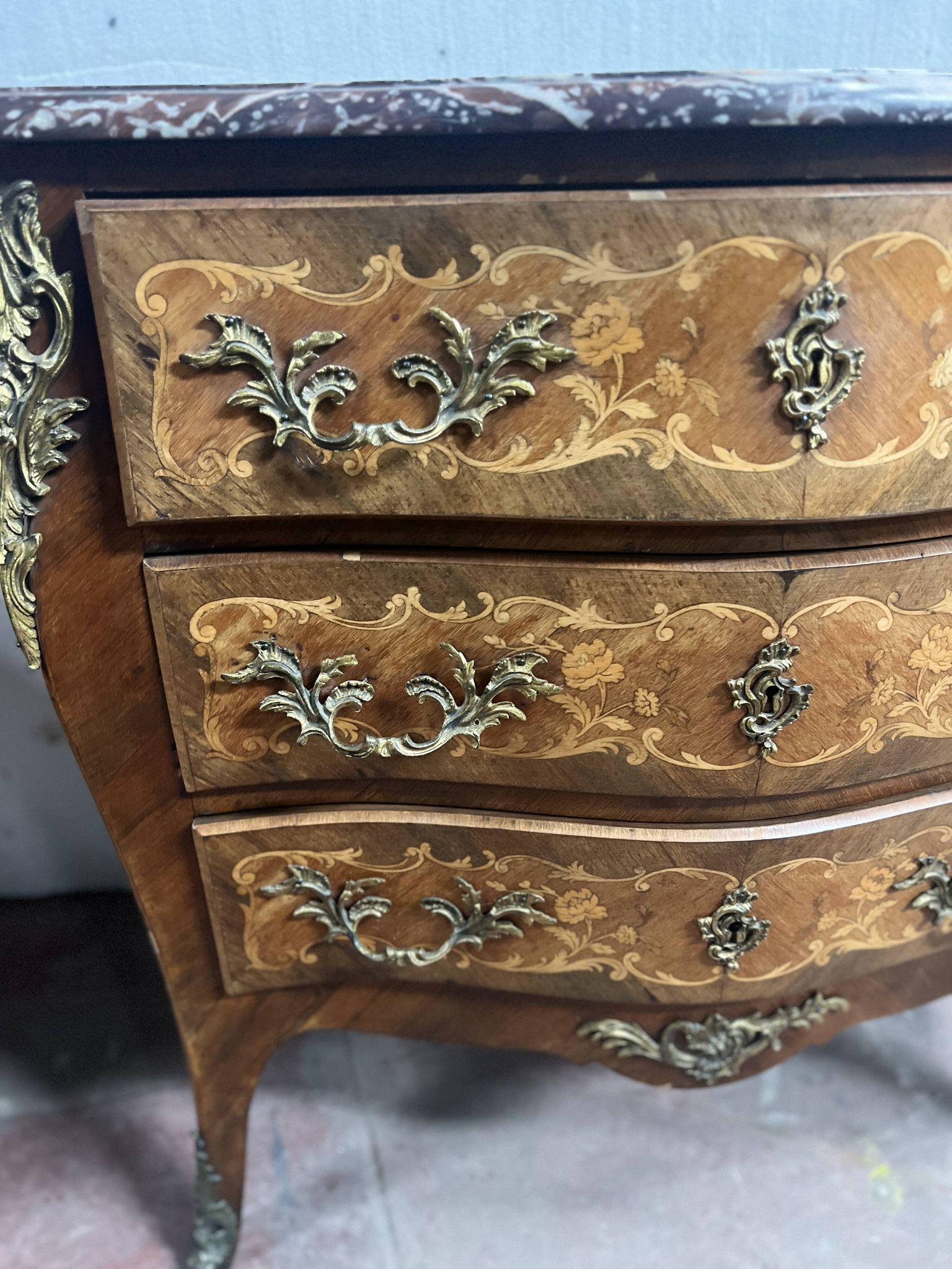 Commode de style Louis XV marquetées toutes faces XX siècle