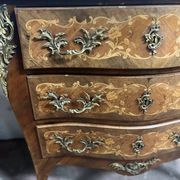 Commode de style Louis XV marquetées toutes faces XX siècle