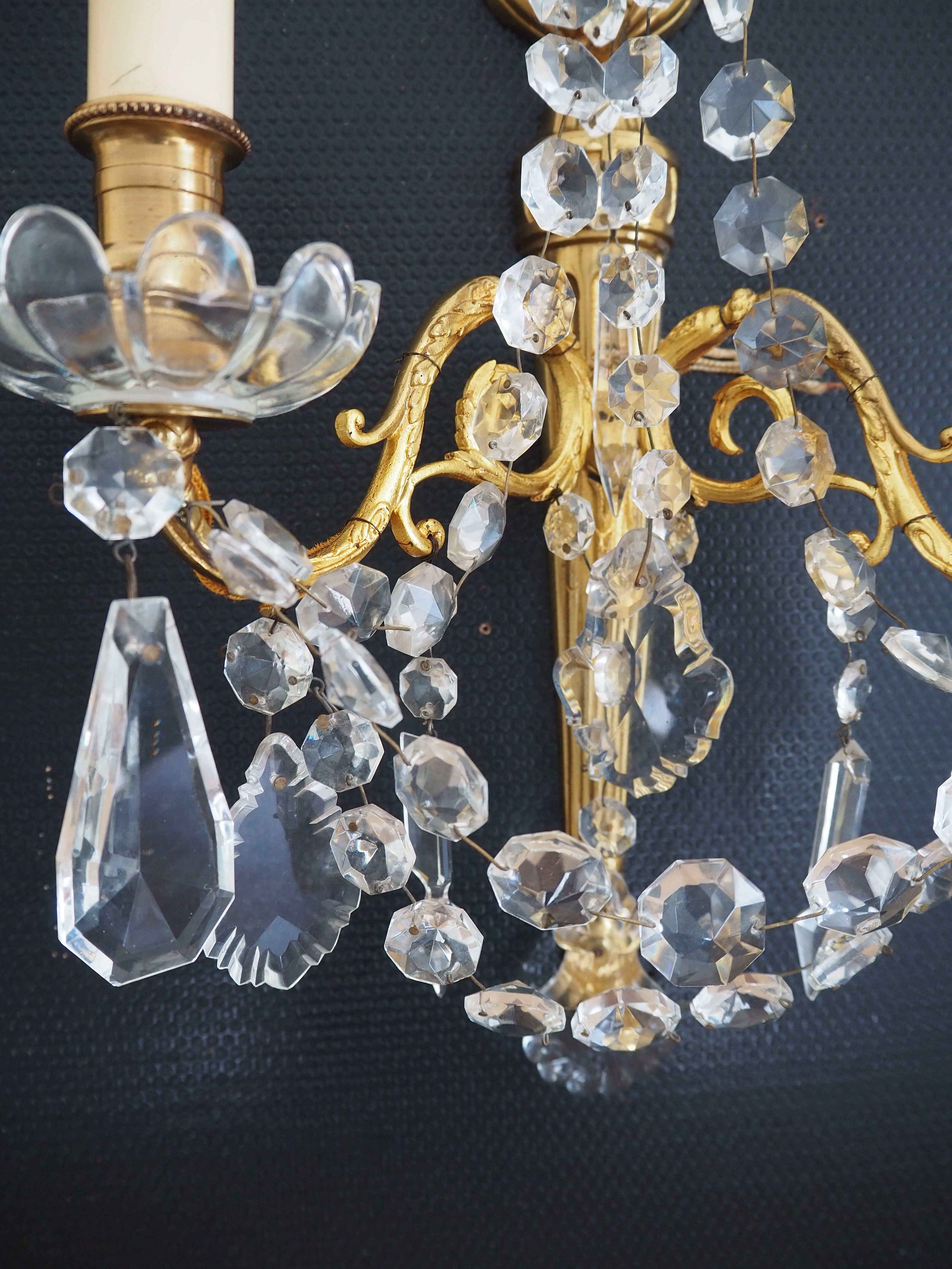 Pair of wall lamps two bronze lights with grapevines and crystal garlands – Louis XV style