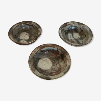 Small bowls or empty pockets made of glazed ceramic
