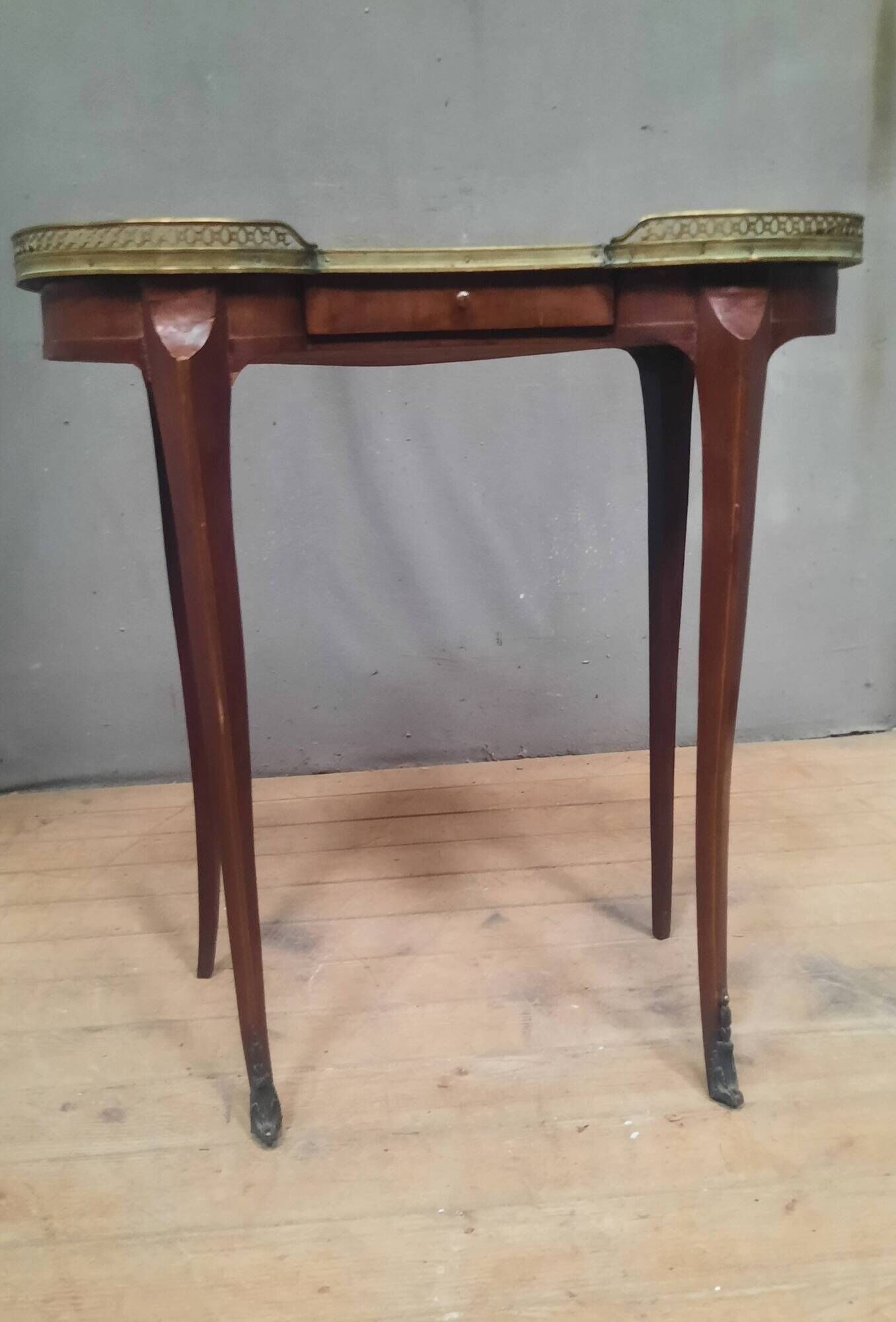Table rognon en plaquage style Louis XV