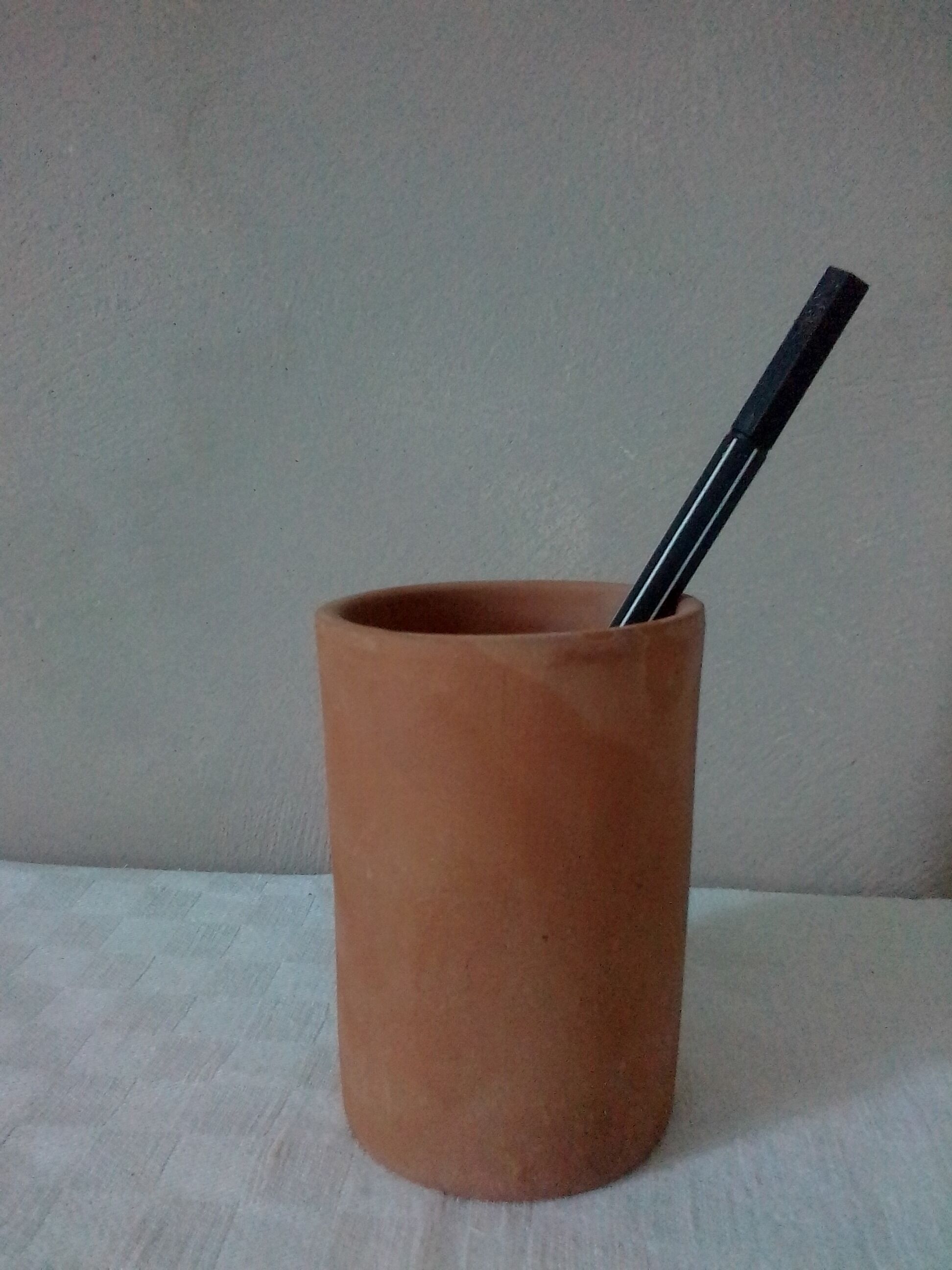 Pot à crayons en terre cuite mate