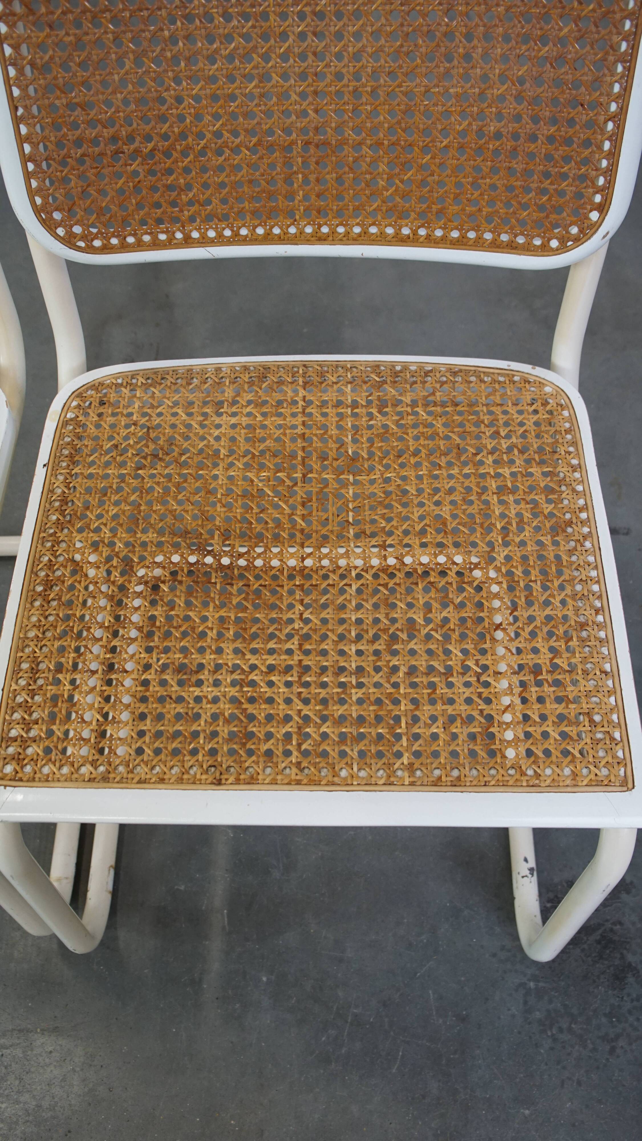 Lot de 4 chaises de salle à manger blanches au design vintage dans le style de Marcel Breuer avec assise en osier