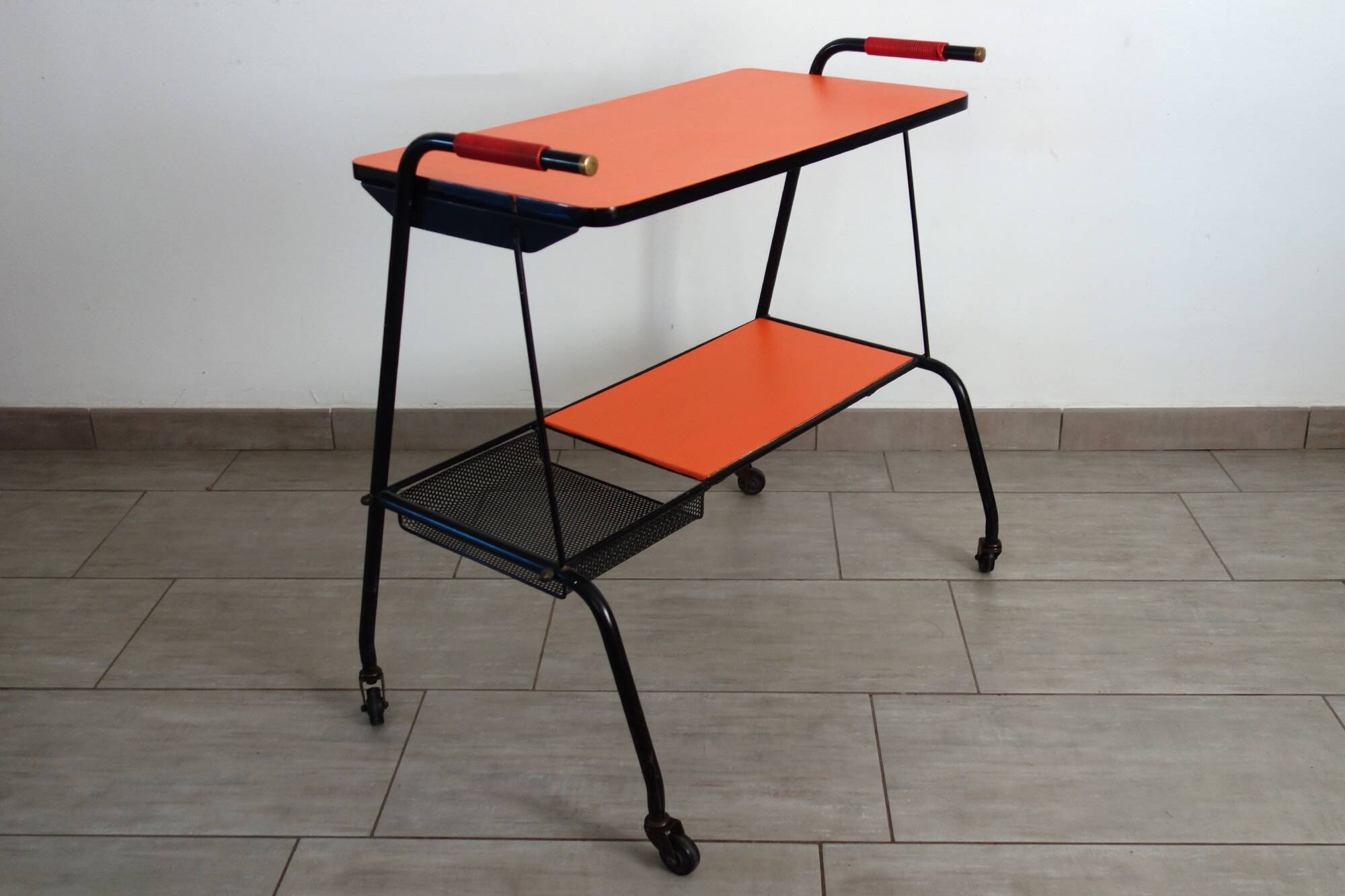 Desserte vintage orange métal perforé