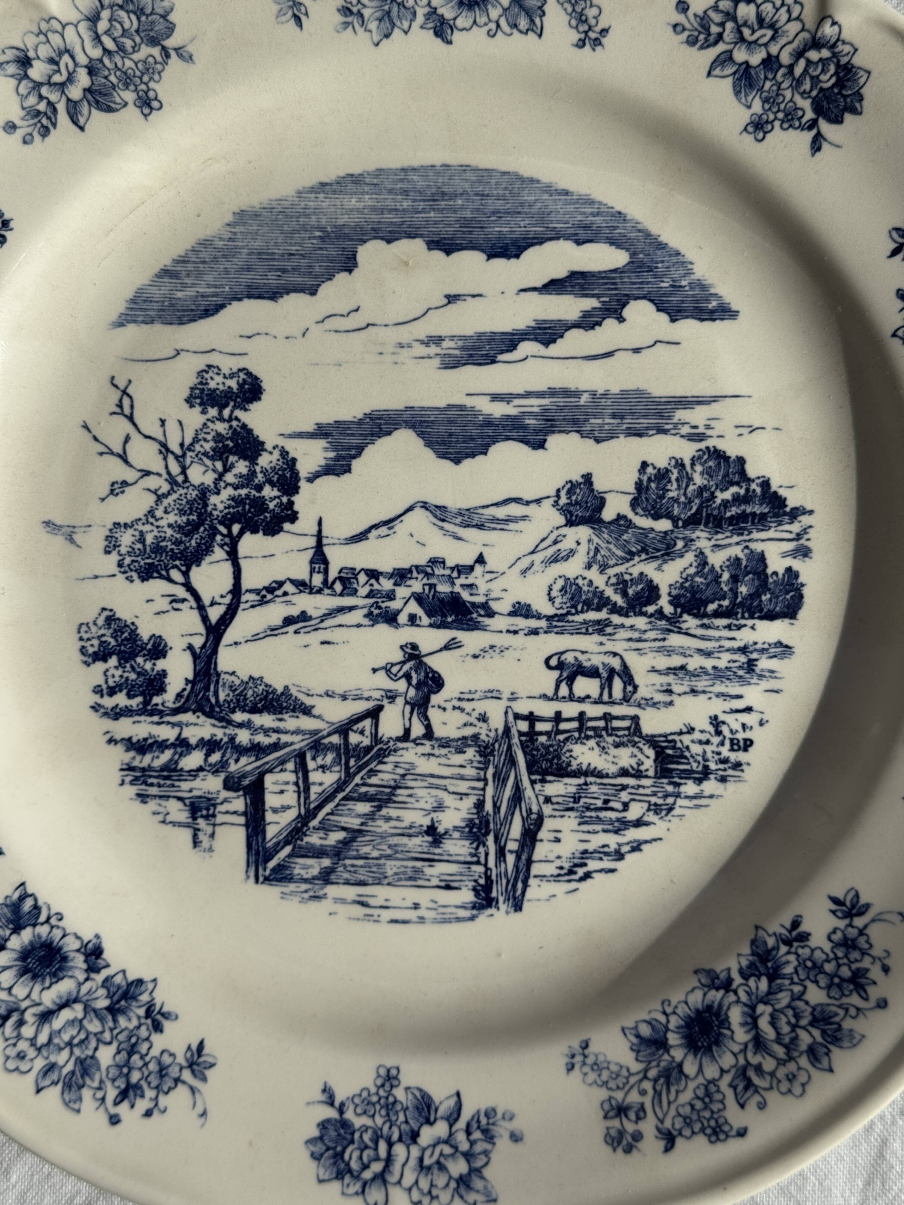 Assiette ancienne en faïence à décor de paysage bleu D24,5