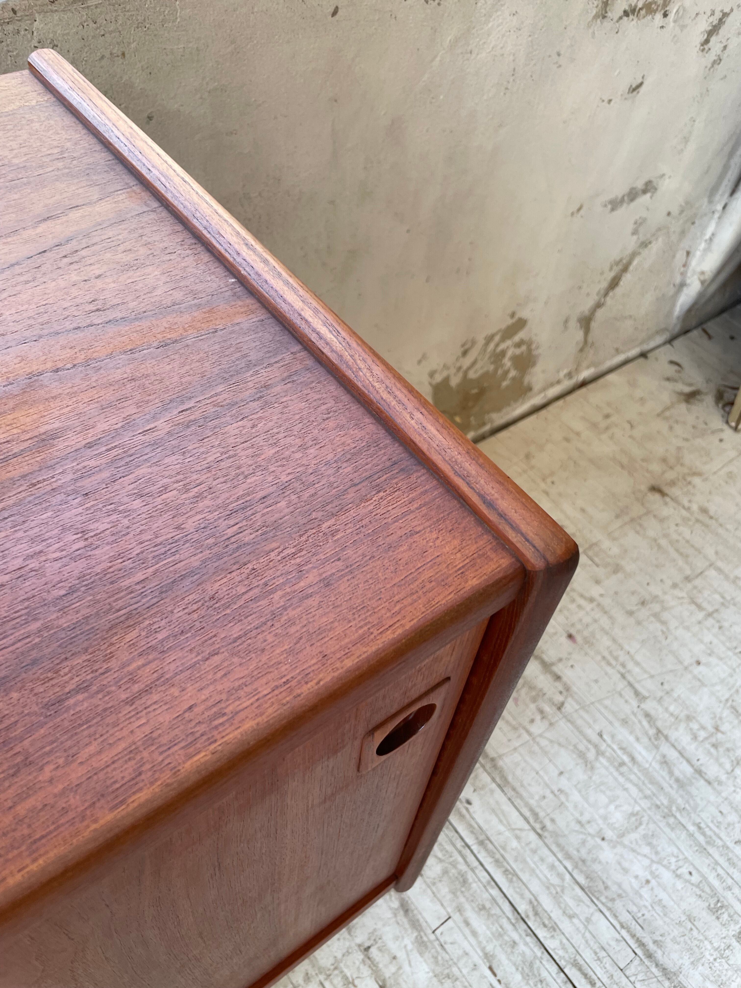 Teak row Johannes Andersen Samcom