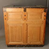 Counter bank with grape decoration