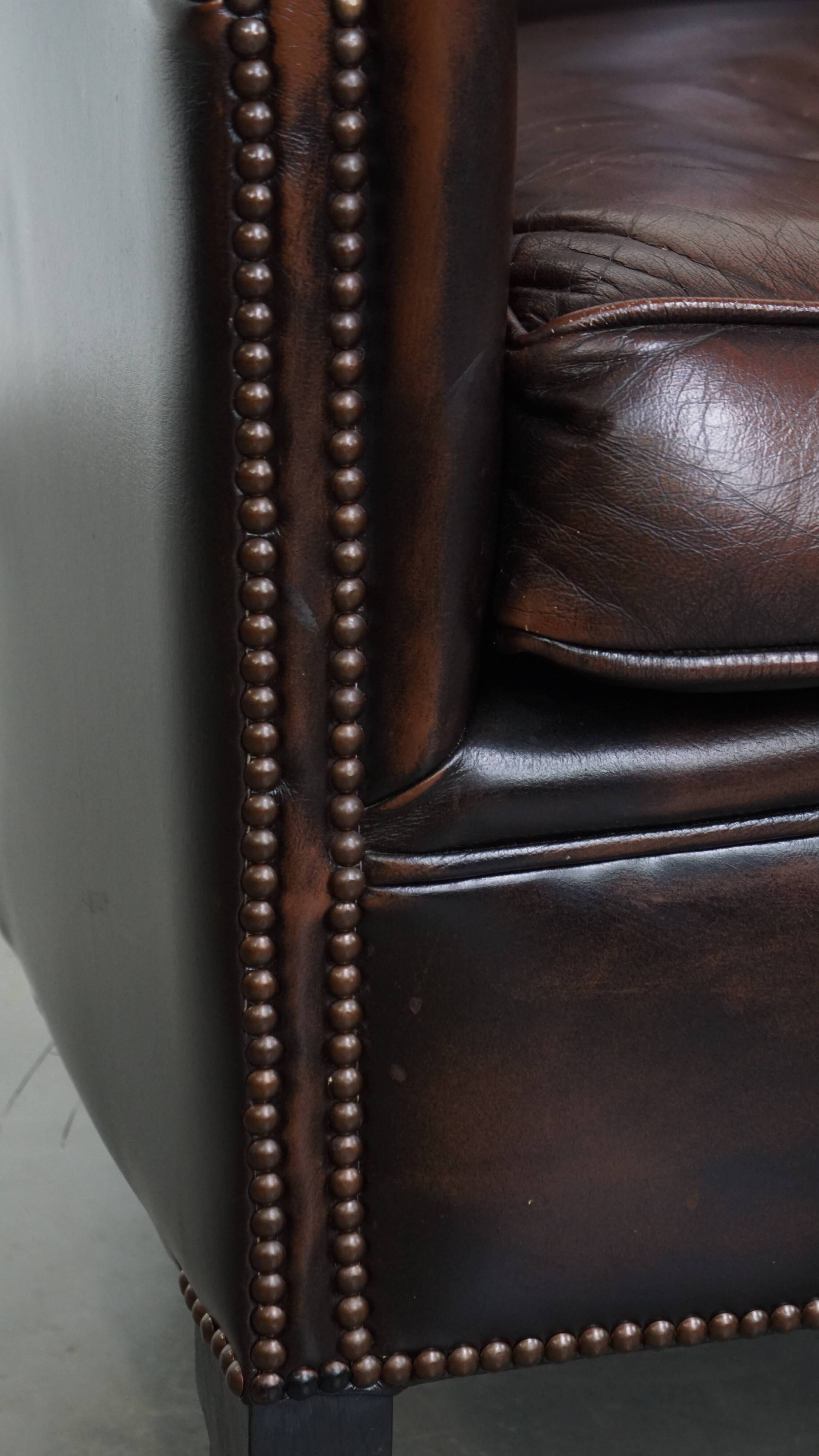 Fauteuil club de couleur foncée en cuir de vachette