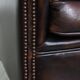 Fauteuil club de couleur foncée en cuir de vachette