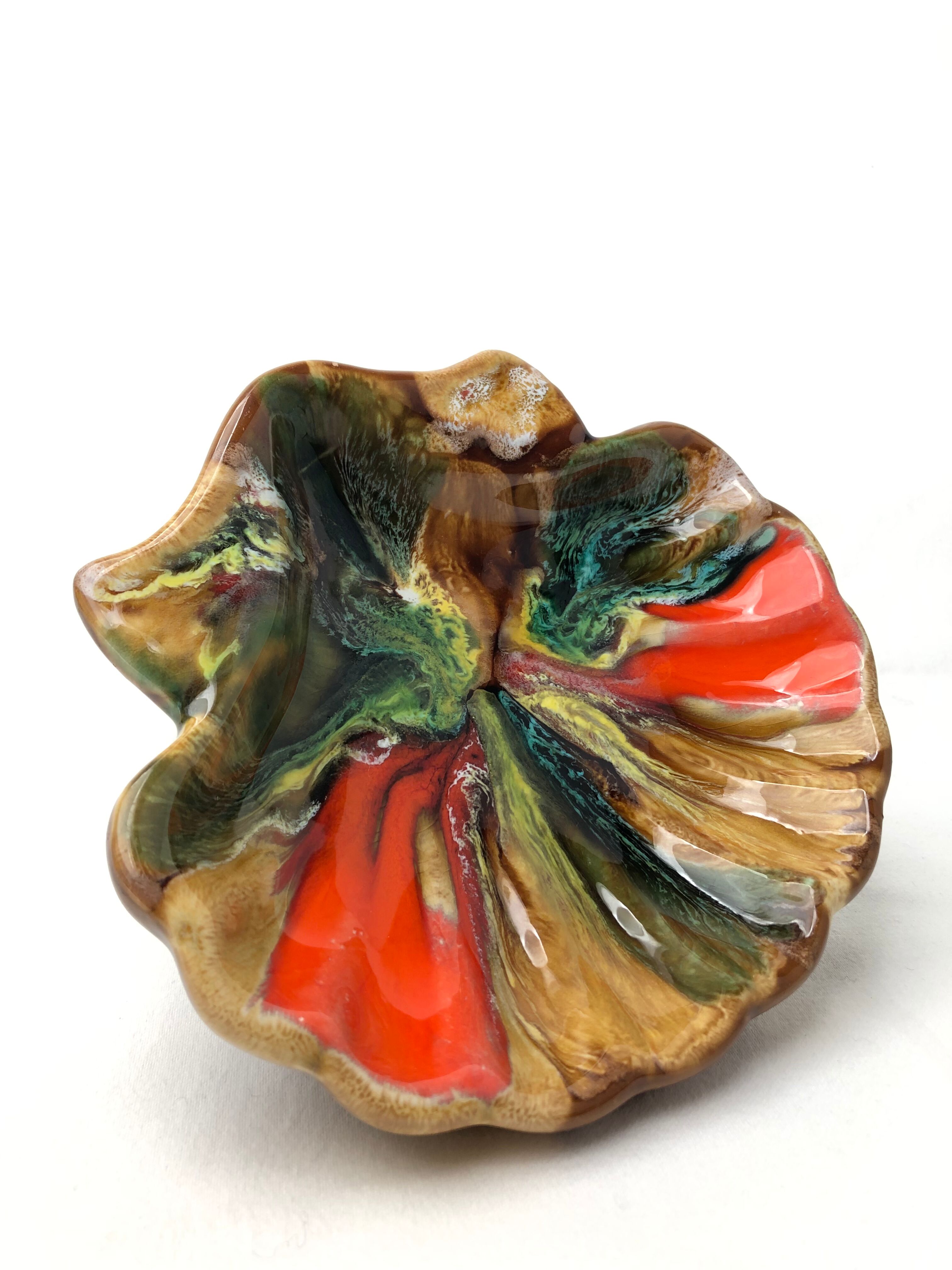 Empty old vintage pocket in the shape of a shell 🐚