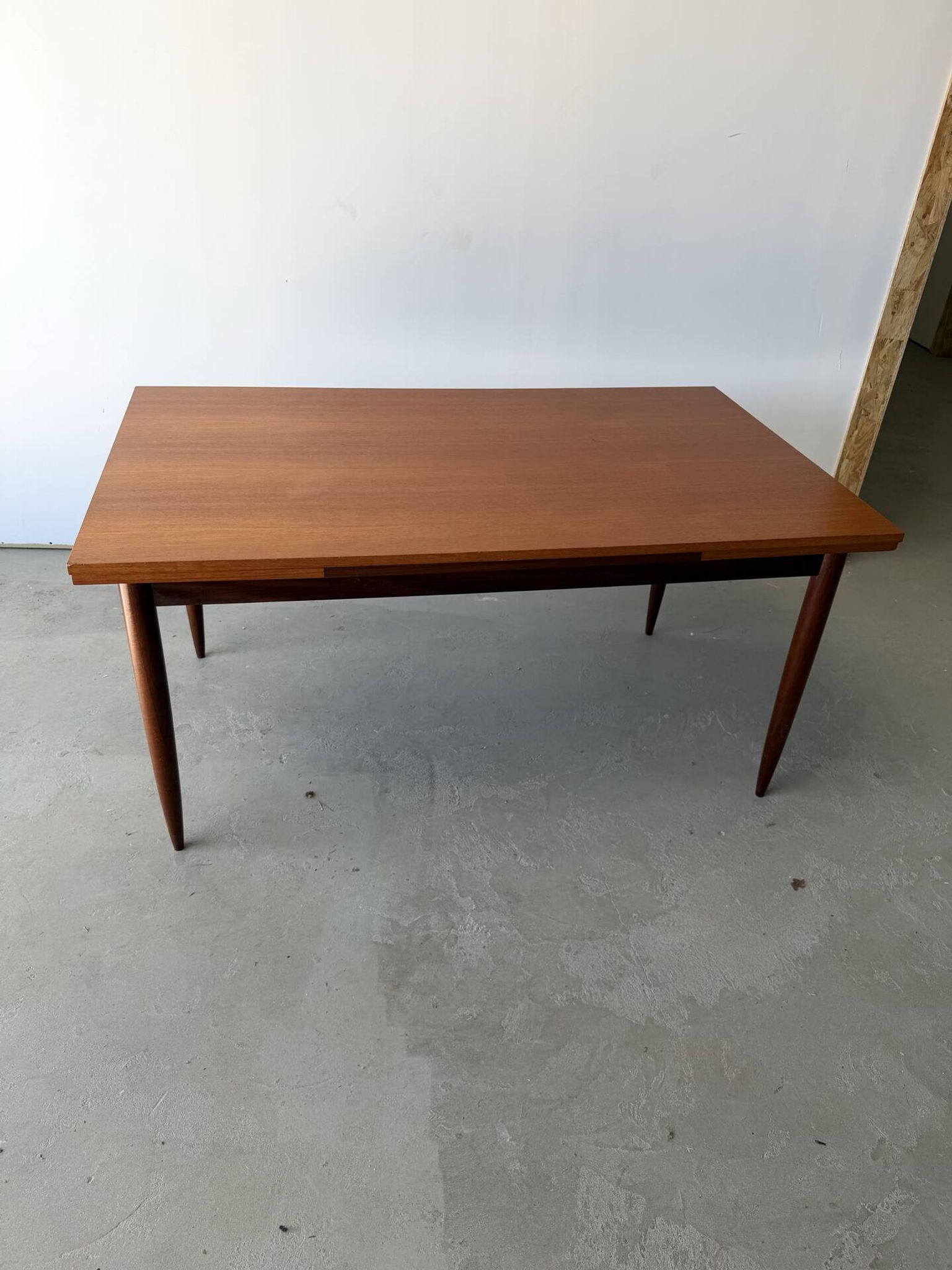 Table à manger rectangulaire à rallonges design scandinave en teck