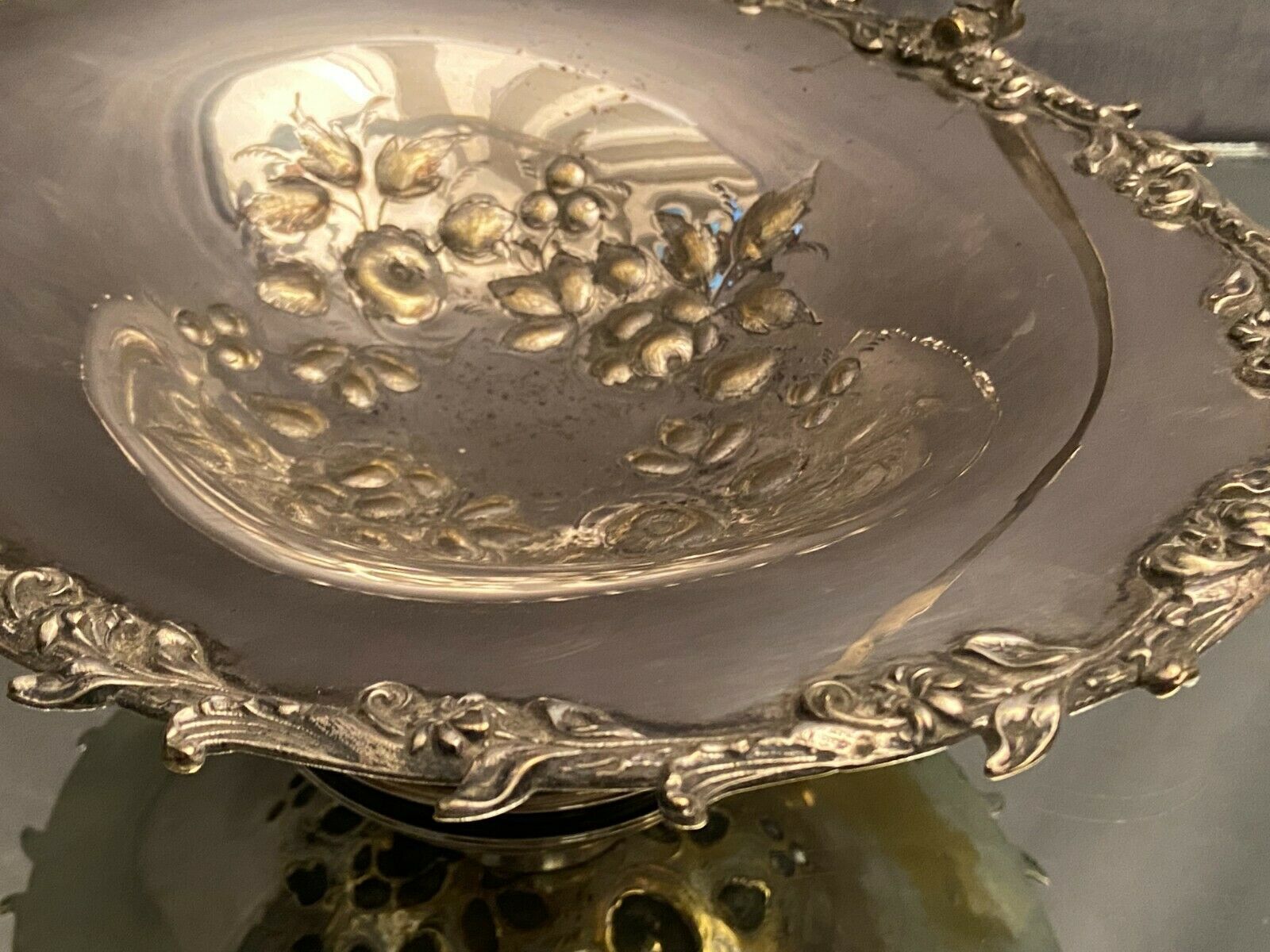 Cut basket basket handle on pedestal in silver metal with floral decoration