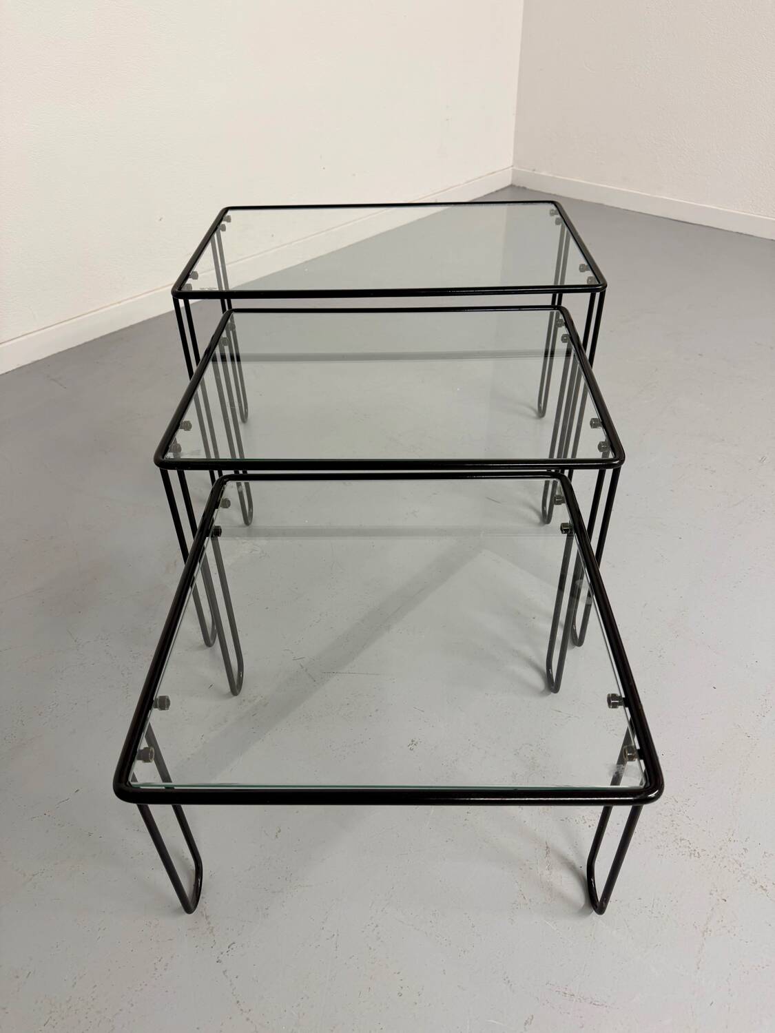 Vintage Italian design nesting coffee table in metal and glass from the 1980s