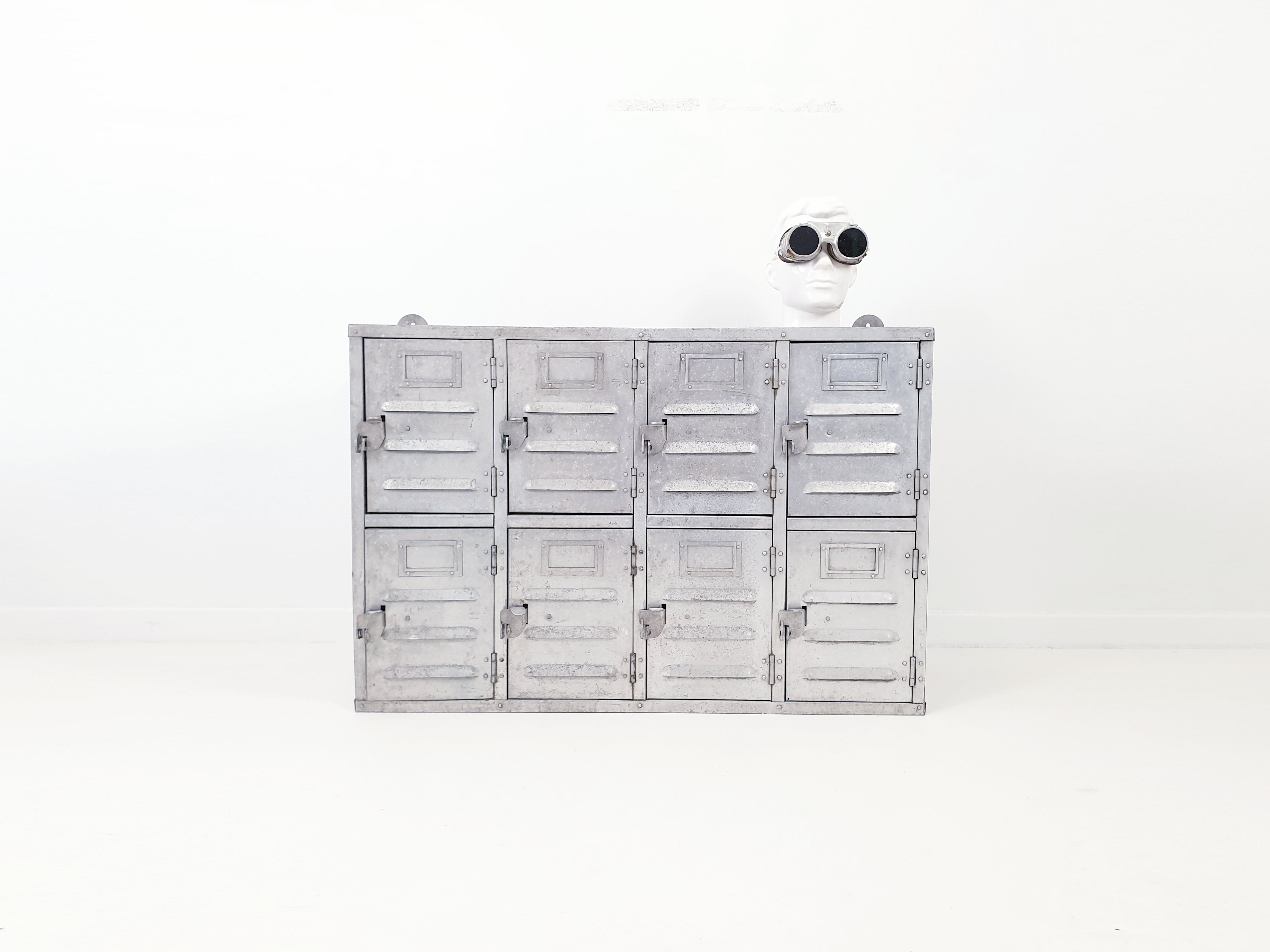 Industrial furnishings in riveted aluminium