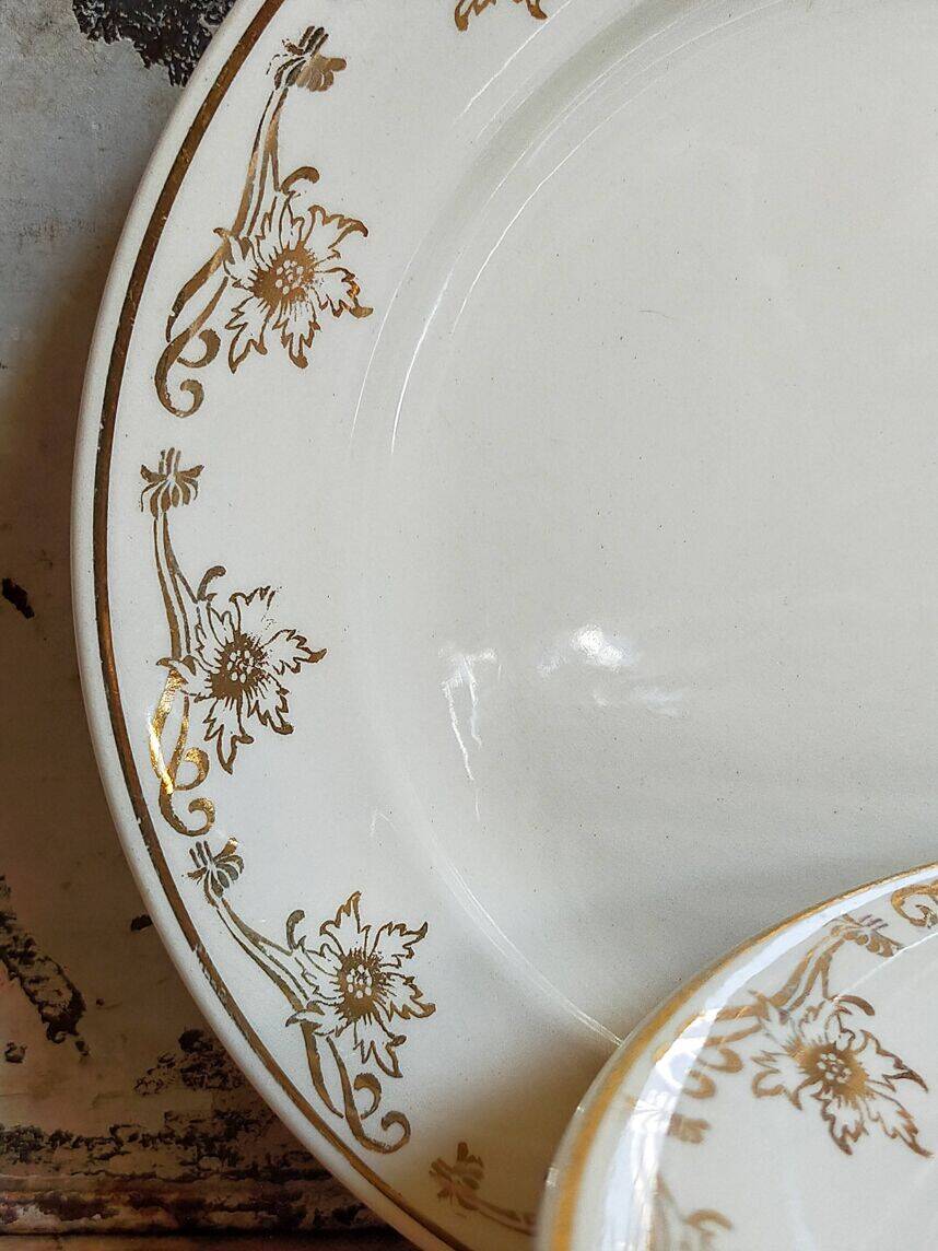 Eight Villeroy & Boch dessert plates with gold decor