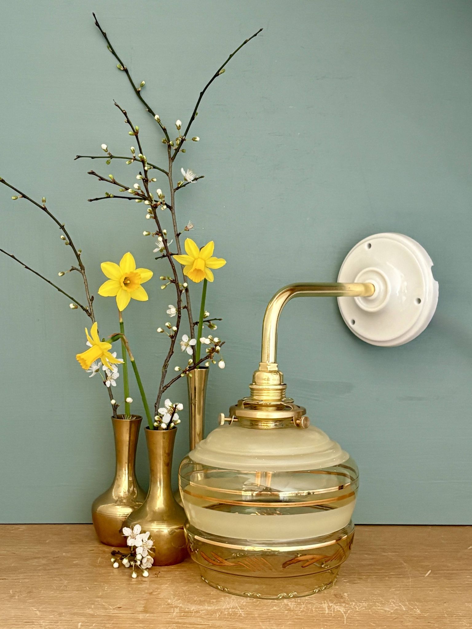 Applique coudée globe vintage en verre jaune et doré