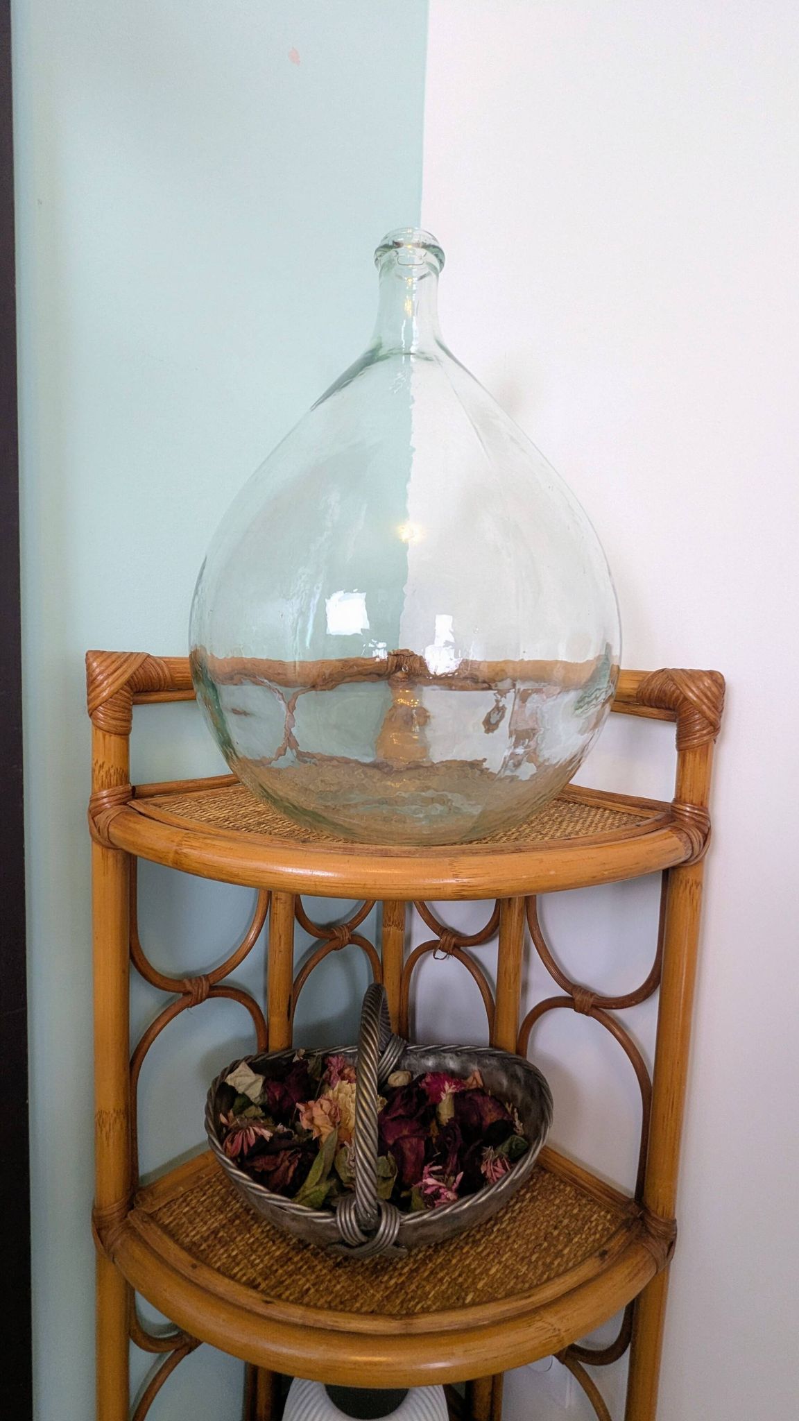 Vintage rattan corner shelf – Natural elegance and airy lines