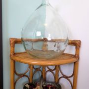 Vintage rattan corner shelf – Natural elegance and airy lines