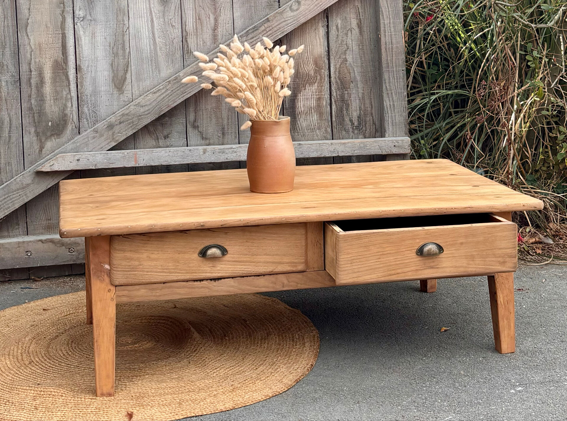Table basse de ferme ancienne 2 tiroirs en bois massif brut 