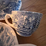 Set of 5 cups and under cups and 2 carafons in Gien porcelain.