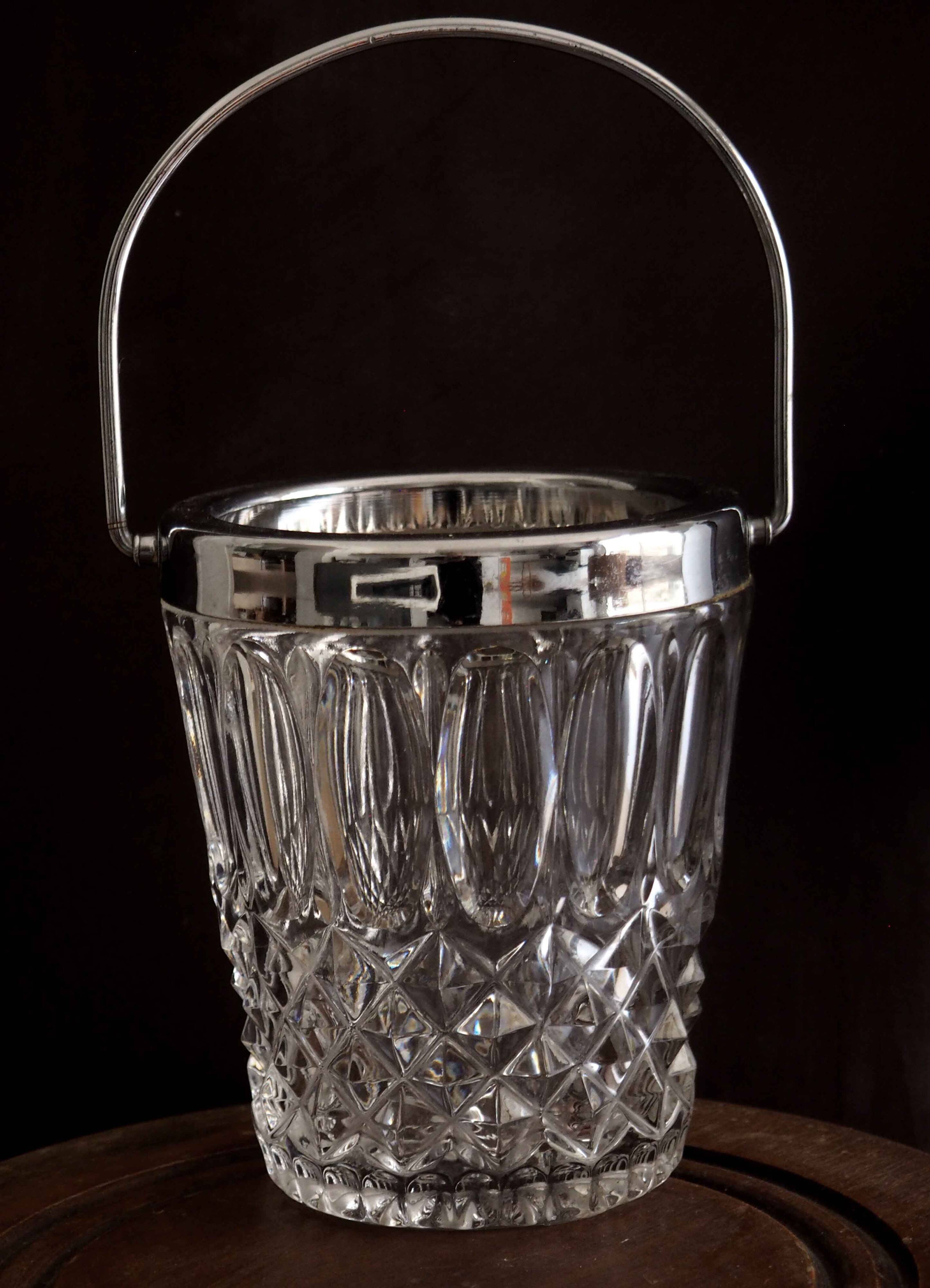 Rimmed glass ice bucket