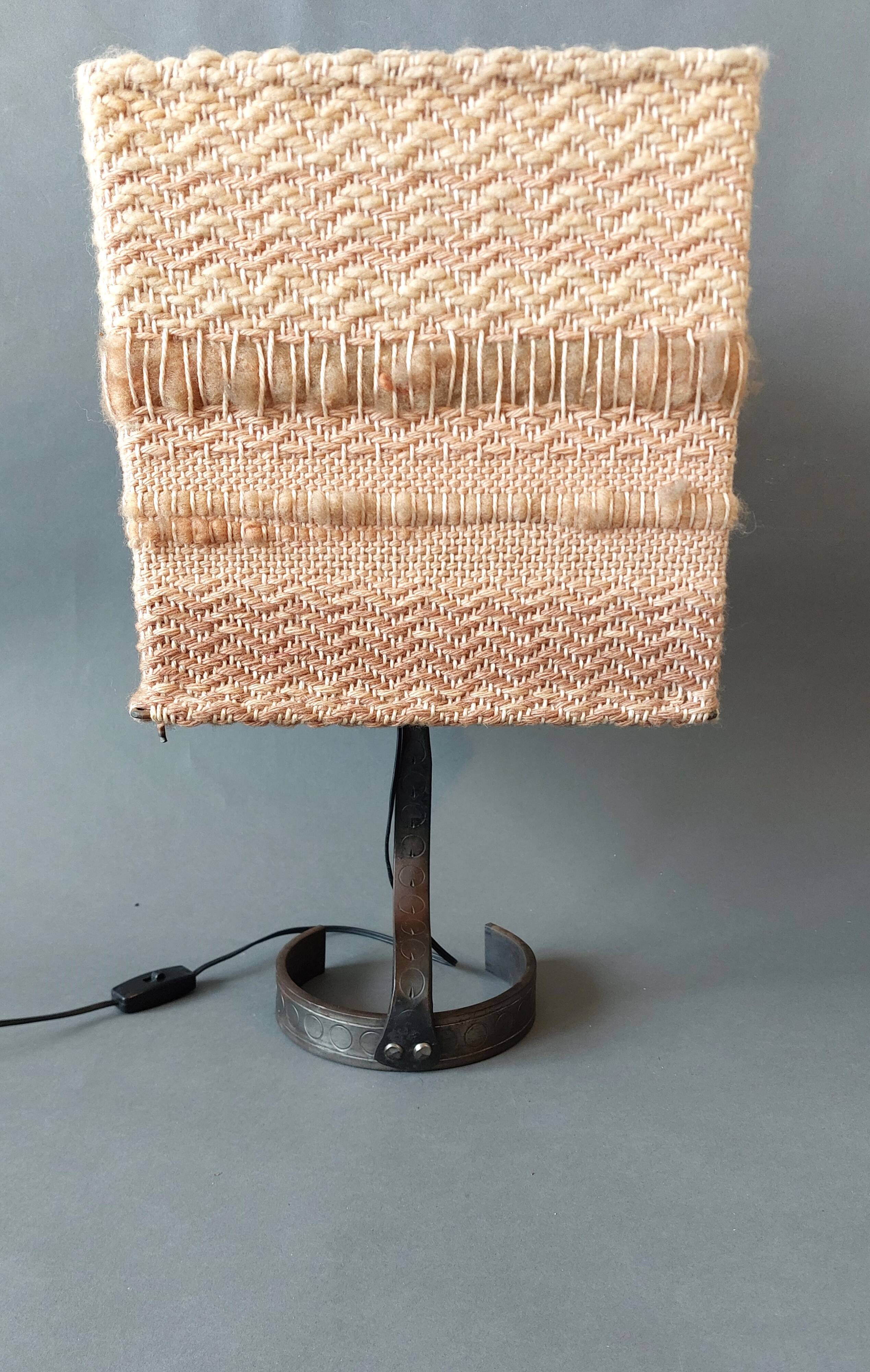 Lampe brutaliste 1950 en fer forgé abat-jour en laine fait main.