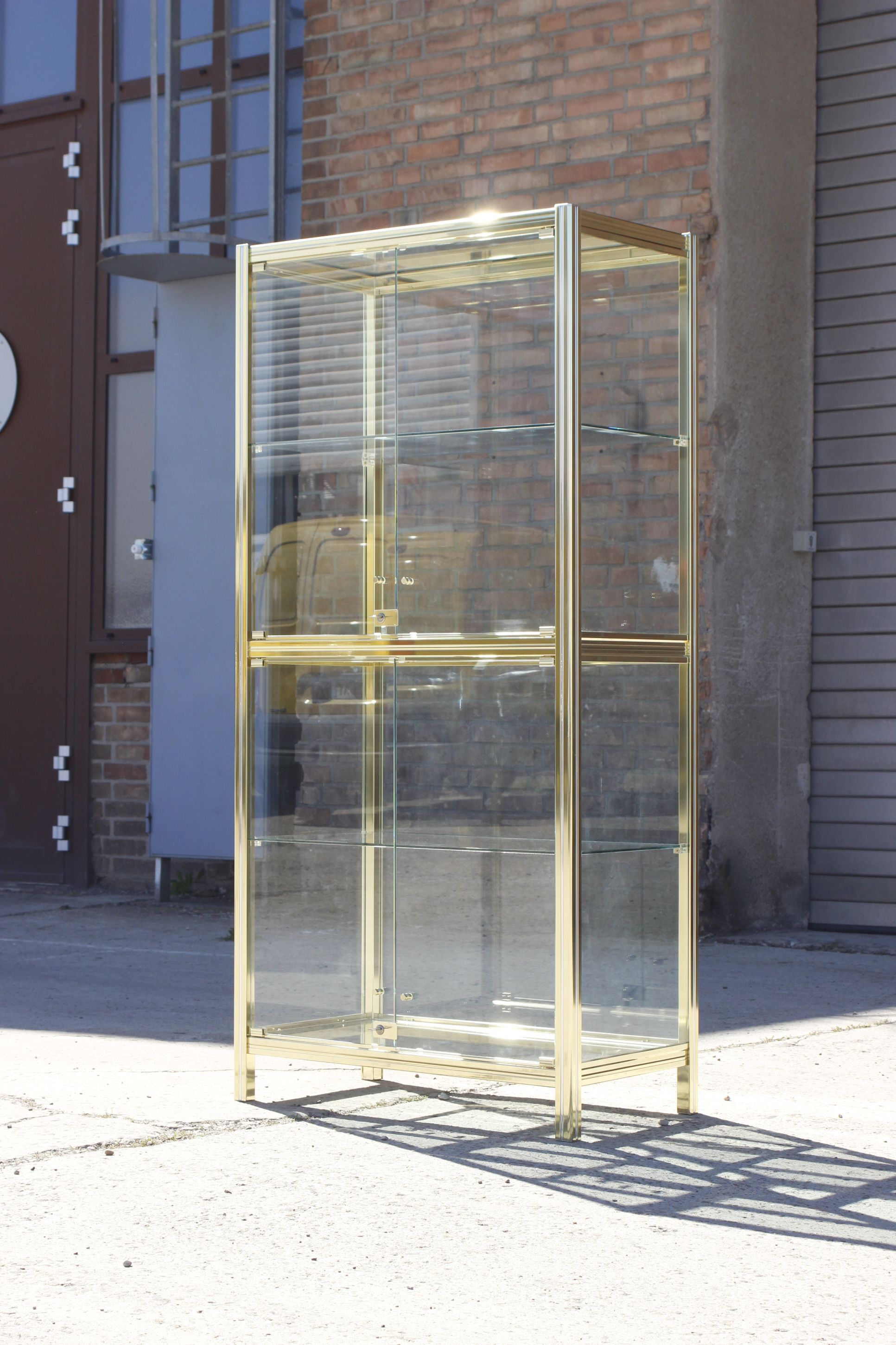 Vitrine vintage en laiton doré et verre, 1970s